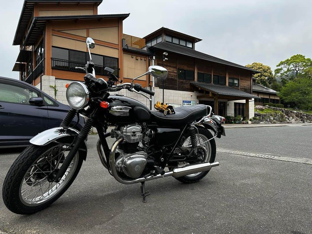 栗田善太郎のインスタグラム：「県境を跨ぎ、佐賀へ。 自宅から50分！ 国道385号をひたすらに。 東脊振トンネルでは、前後に車も無く、単独走行で奇声を発す。 山茶花の湯で温泉とサウナ。 外気浴がサイコーでしたぞ。 グローブ春夏用にしましたげな。」