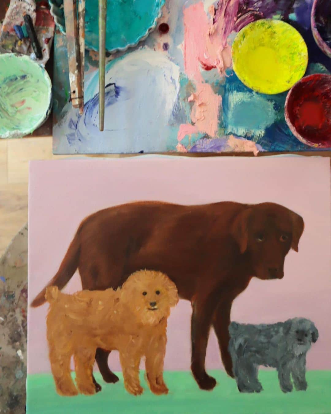 masakiさんのインスタグラム写真 - (masakiInstagram)「fri.21 Apr.2023 おはよう♡ LANGUE DE CHIENの犬缶は、 母の日に描いてくれた油画。 Oil painting / F8  一年前のちょうど今ごろ、 もぐらが歩けなくなってしまって、 立ってるもぐらを想像して 描いてくれたみたい♡ さすが犬係。 よくまあ三匹の特徴とらえてあるw  兵庫県尼崎の地で1982年から続く、 洋菓子店リビエール @riviere1982 さんと ずっとあたためてきたお菓子の企画に、 この絵を是非缶にしたいと相談。 もぐぴーのふわふわや、ヴォルスのくびれの凹凸に こだわって、ついにかわいい缶ができあがりました！  「ラングドシャ」はフランス語で猫の舌。 ちょっぴりダジャレ効かせたLANGUE DE CHIEN 犬の舌と名付けて。  小さな子供からおじいちゃんおばあちゃんまで ひろーくみんなに愛されるお菓子であってほしいな♡  本日20:00オンラインストア / hugowar.jpに登場します。 今週末は川西阪急クロス&クロスにて販売、 GWはHUG Ō WäR Shopにて販売しますよ。」4月21日 13時07分 - mogurapicassowols