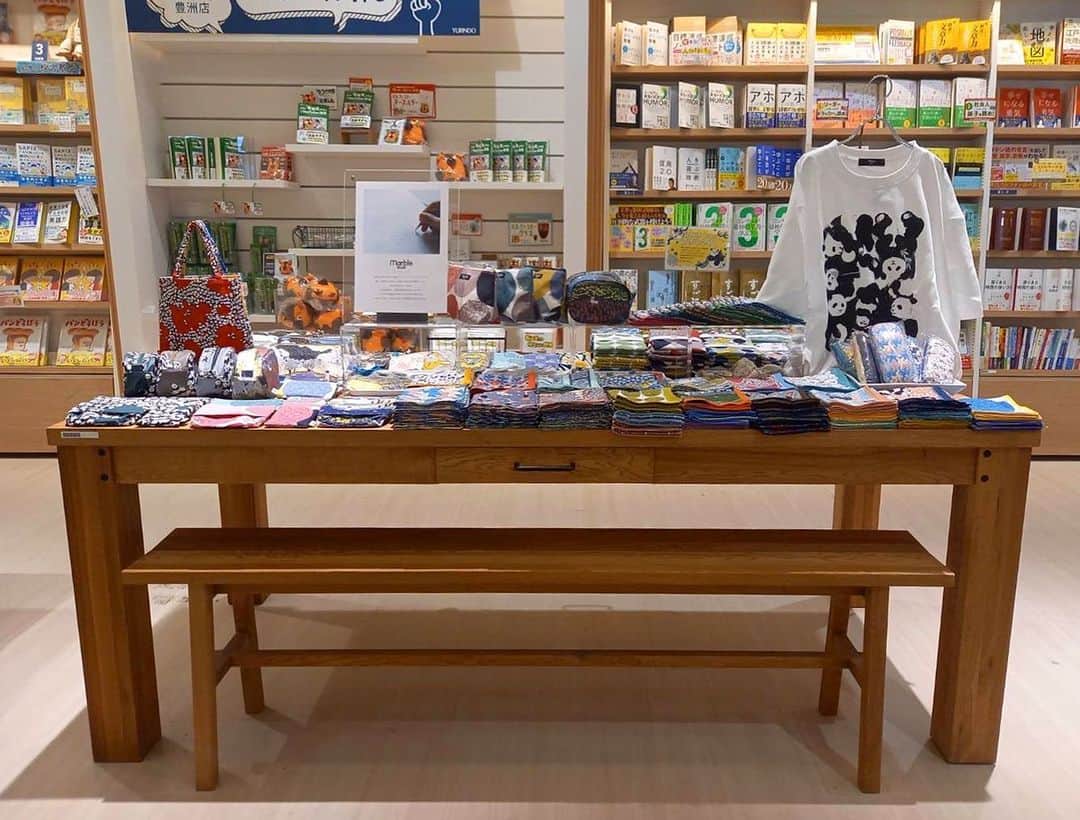 marbleSUD(マーブルシュッド) のインスタグラム：「4月21日(金)より、有隣堂 ららぽーと豊洲店で、marble SUDのPOP UP SHOPがスタートします。  神奈川・東京を中心に約40店舗を展開する書店「有隣堂」。書籍はもちろん、文具やフェアの開催など“本屋さん”の枠を越えたお店づくりが魅力でもある、創業111年の老舗書店です。YouTubeの「有隣堂しか知らない世界」や、そこでMCをつとめるミミズクがモチーフのオリジナルキャラクター“R.B. ブッコロー”をご存知の方も多いのではないでしょうか。  バンダナやキーホルダー、インテリアファブリックにソックスなど、marble SUDの人気雑貨アイテムを多数ご用意しております。お近くにお越しの際は、ぜひお立ち寄りくださいね！  【有隣堂 ららぽーと豊洲店 POP UP SHOP】 場所：有隣堂 ららぽーと豊洲店 (東京都江東区豊洲2-2-1 豊洲ベイサイドクロスタワー2F) 期間：4月21日(金)〜6月1日(木)」