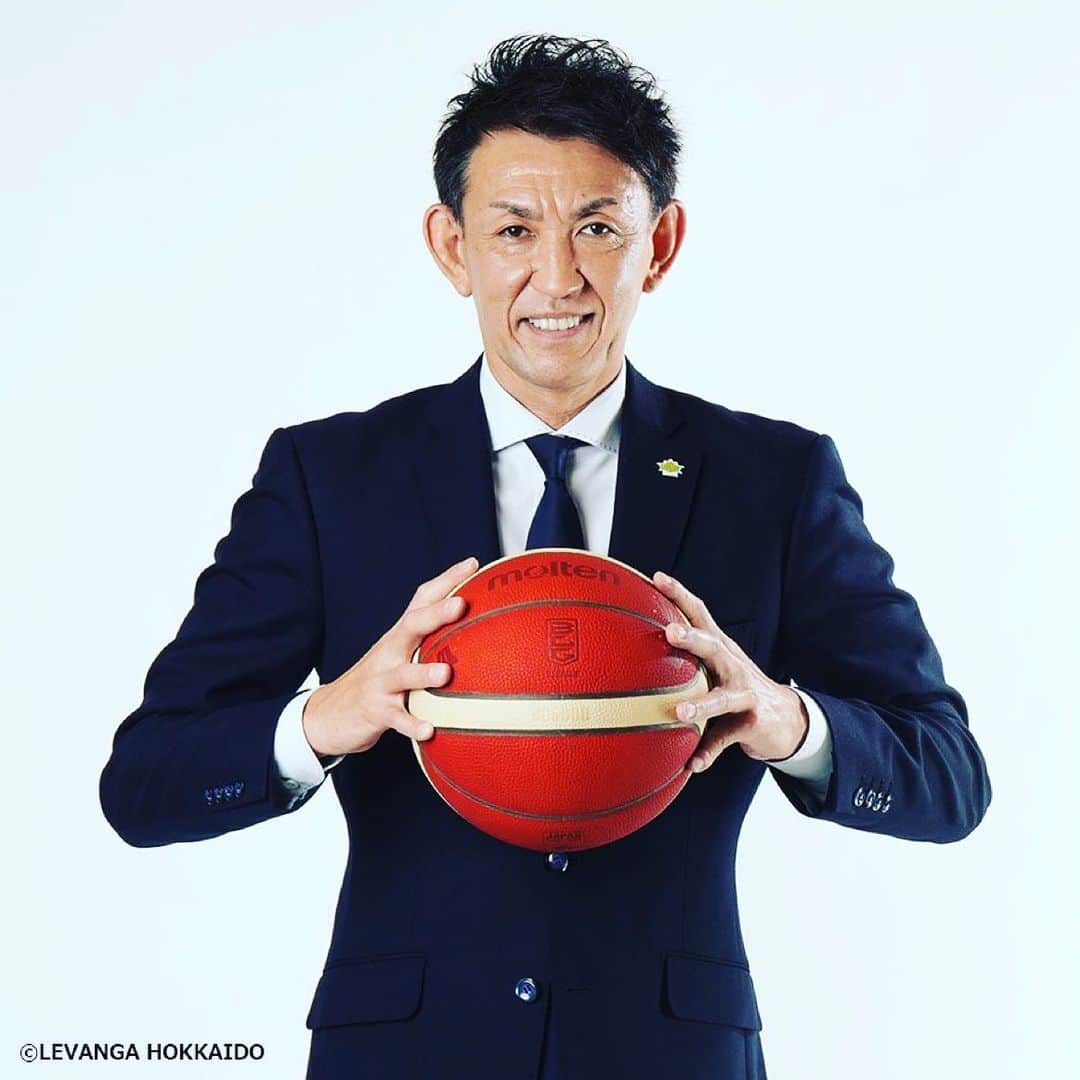 折茂武彦のインスタグラム：「今年8月より開催される『FIBAバスケットボールワールドカップ2023』グループステージの組み合わせ抽選会にゲスト参加することに💫 前回日本開催時の2006年を含め選手として二度出場しており、私にとっても思い入れの深い大会。運命のドローをお楽しみ🌏 . . #FIBAWC #WinForAll #バスケWC #折茂武彦」