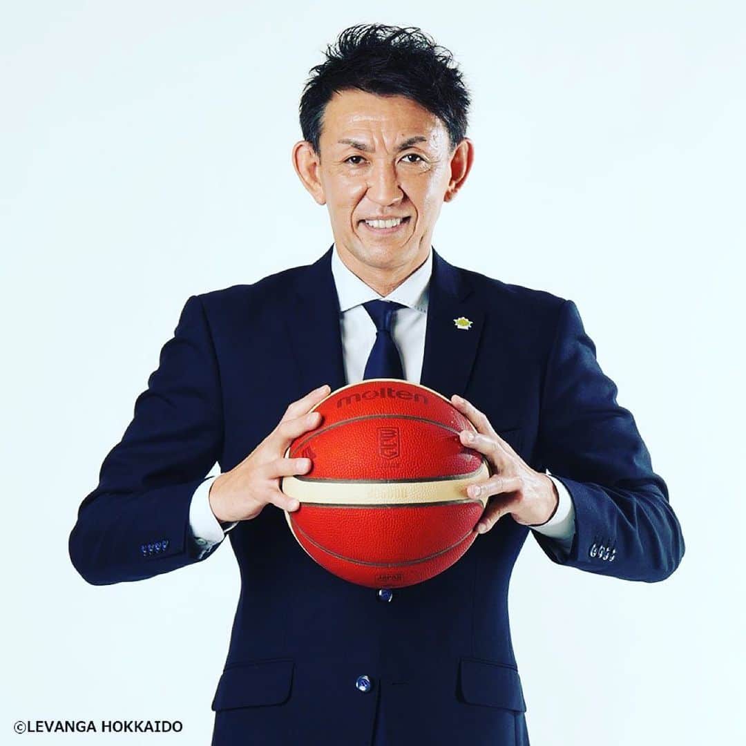 のインスタグラム：「今年8月より開催される『FIBAバスケットボールワールドカップ2023』グループステージの組み合わせ抽選会にゲスト参加することに💫 前回日本開催時の2006年を含め選手として二度出場しており、私にとっても思い入れの深い大会。運命のドローをお楽しみ🌏 . . #FIBAWC #WinForAll #バスケWC #折茂武彦」