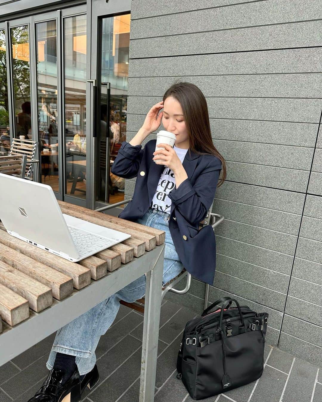 リナのインスタグラム：「＼働く女子必見❣️パリ発の3way Bag／  お店女子が使いたい PCがすっぽり入るビジネスバックって、あんまりないよね…  PC以外にも、 化粧ポーチや手帳、ノート、ペンケース… 入れたいものはいっぱい！  おしゃれで機能性が高く、 収納力抜群のバックを見つけちゃったの🖤  それがこちら💁‍♀️ SELENT ETHER @selentether_japan   プロフェッショナルで ファッショナブルなデザインと機能性！ ハンドバッグとしてだけでなく、 ショルダーやリュックにもなるの💼  PCを入れるポケットは、 クッション性があって安心だし、 メインスペースと分けることで、 バッグの中がぐちゃぐちゃにならずに済むの👍  21個もポケットがあるから、 小物ごとに取り出しやすくてほんと使いやすい👏  カラー展開も豊富だから、 ファッションと合わせて持ちたくたなっちゃう♪ ..................................................... #PR #SELENTETHER #セレーンエテール #ニューノーマルビジネスバッグ #ビジネスバッグ #オフィスカジュアル #オフィスコーデ #オフィススタイル #PCバッグ #Paris #働く女性 #rina_beauty」