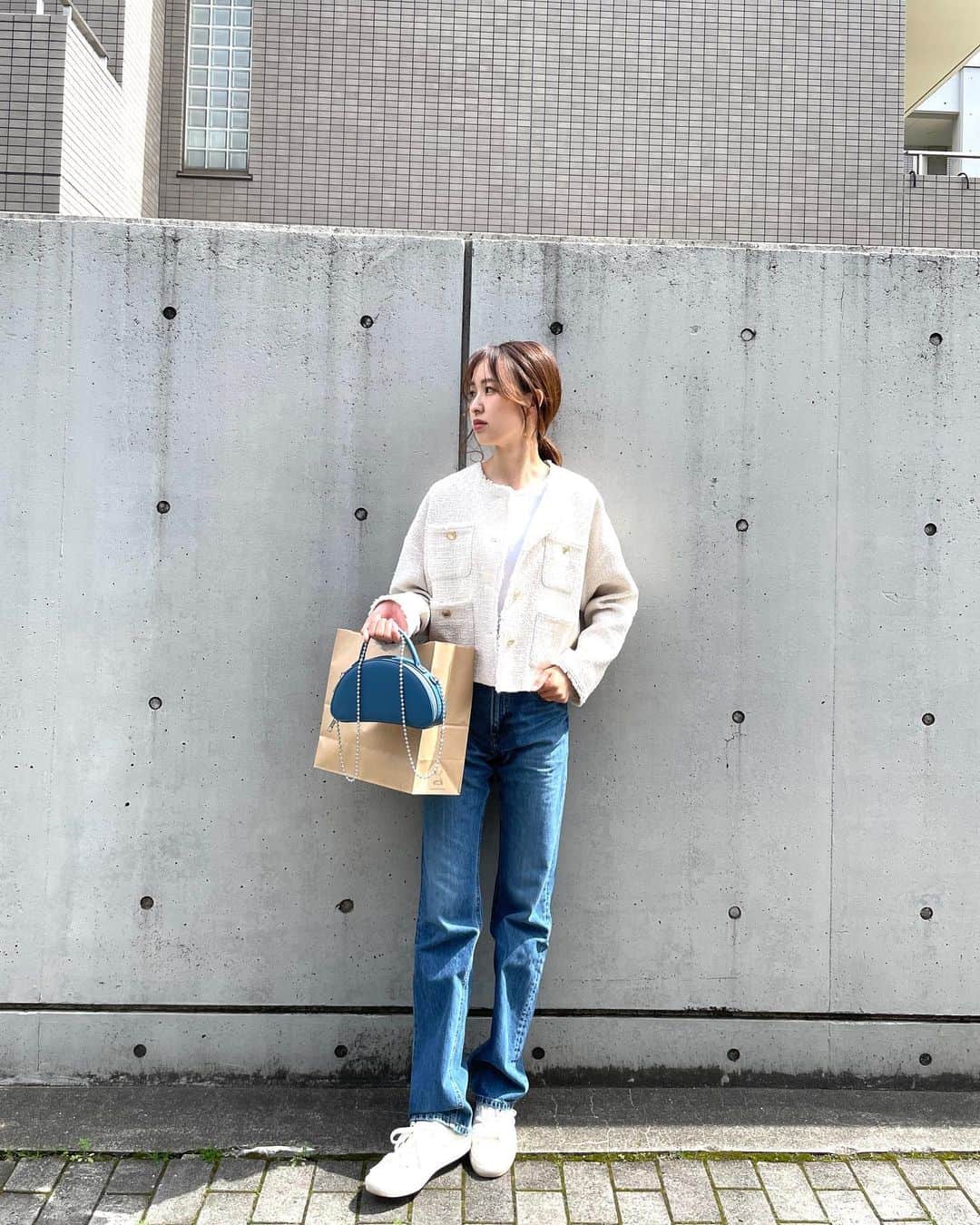 fumi_nakajimaのインスタグラム：「ㅤㅤㅤ ㅤㅤㅤ 白のツイードってやっぱり可愛い🤍 それより暑すぎてびっくりなんですけど🥵☀️ ㅤㅤㅤ PSそんさん、バッグに ご注目くださいね🫣💙笑 ㅤㅤㅤ #PSって死語ですか」