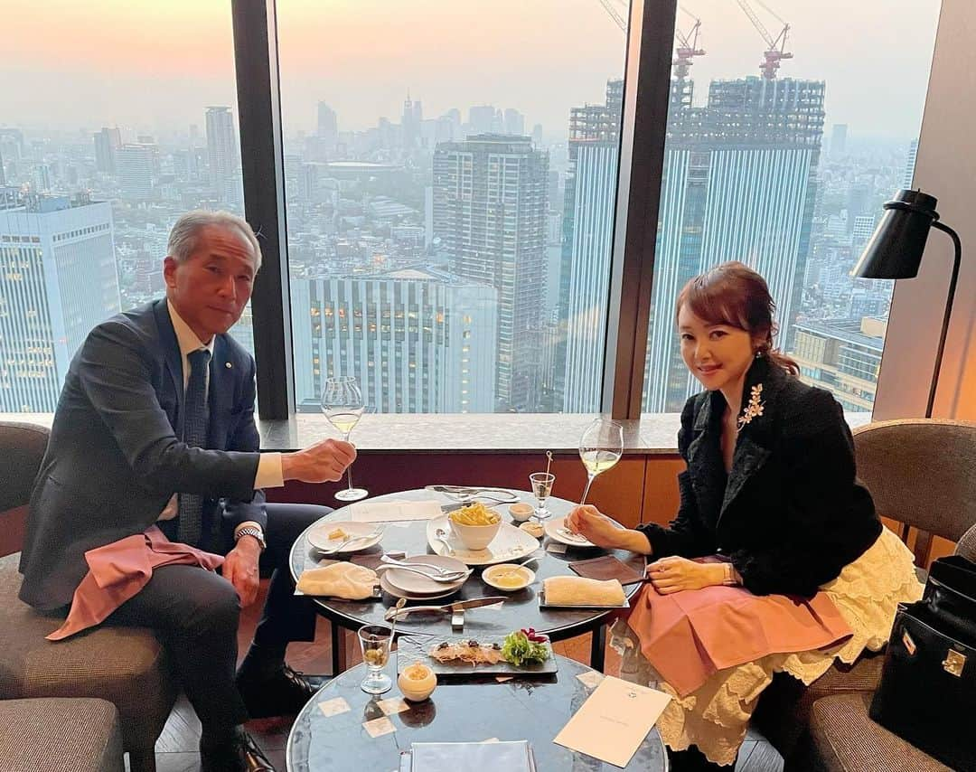 麻生あくらのインスタグラム：「オークラのスターライトで🌆 人見副総支配人にアクラローブブティック開業1周年㊗️をお祝いしていただきました♬🥂感謝ー！  毎日のように気にかけてブティックをのぞいてくださる人見さん♪ お客様とのコミニュケーションをとても大切にされてらして、 なんでも話せる本当に楽しく素敵な支配人です🌸🏨  しかし、 日の入のスターライト🌉の美しいこと！知らなかったー😂 ご飯もとっても美味しい🍚のでぜひみなさまもThe Okura Tokyo 41階へ足をお運びくださいね❤️  さぁ、2年目もやらなければいけないことが満載‼️ やるぞ👊👊👊  #akurarobe #akurarobefur #theokuratokyo #akurarobeboutique #アクラローブ #アクラローブブティック #お祝いありがとうございます #ホテルオークラ東京 #スターライト #フライドポテト #シャンパーニュ #ポテシャン🍟🍾 #ホテルオークラ東京アーケード #アーケード #アーケードは４階です #お待ちしております」