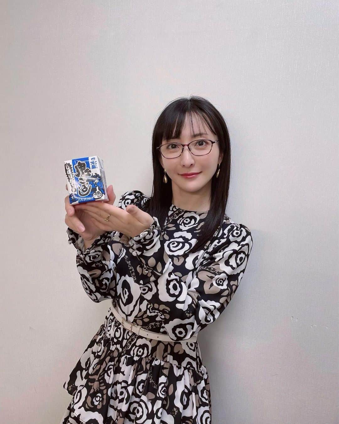 松澤千晶のインスタグラム：「バラいろダンディ公式飲料 鬼ころし  何故か私の控え室に置いてありました。  しかもこの日はしぼりたて。笑  #鬼ころし #バラダン」