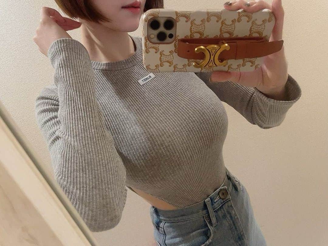 南キカのインスタグラム：「@blondey_official 🩶 グレーすき。  #ショートボブ」