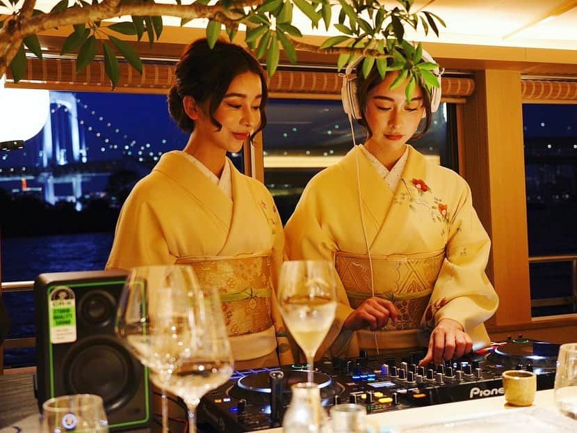 twinsりなりかのインスタグラム：「Djing at the Japanese pleasure cruise sushi restaurant last night🛥🍣  屋形船で尚充さんの お寿司を頂く贅沢 そしてなんとそこでDJもさせてもらいました🙏💛 屋形船✖️寿司✖️DJは 私達が初めてみたいで 素敵な機会に感謝です。 最高な時間でした💛  #屋形船 #鮨尚充 #鮨尚充屋形船 #yakatabune #kimono #着物 #鮨 #japanesefood #dj」