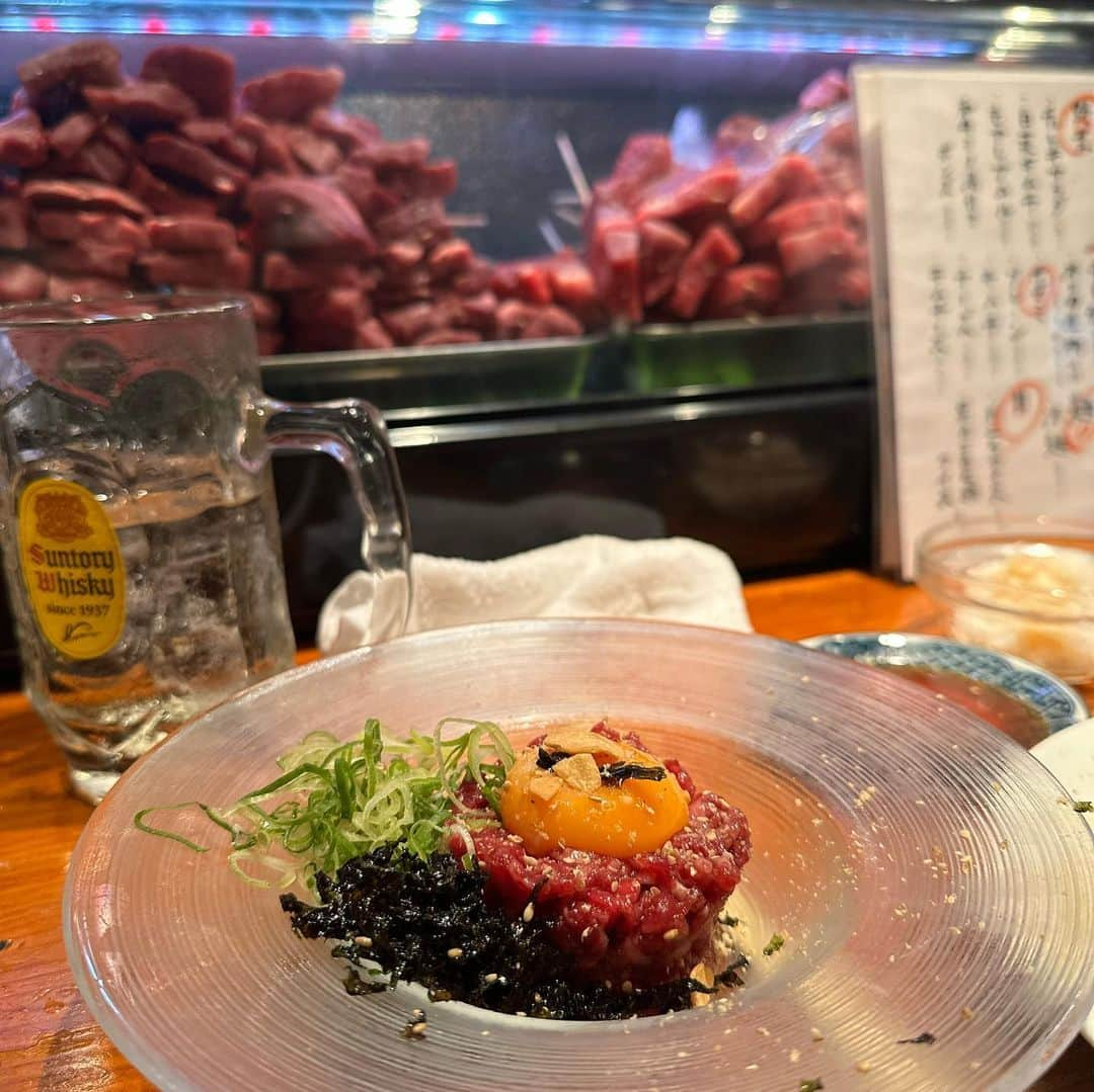 Mika Jimboさんのインスタグラム写真 - (Mika JimboInstagram)「【大至急もう一回行きたい🔥】  🥩 串焼きホルモン金ちゃん 📍 Japan/Osaka  大阪で久々の感動🤤❤️ あーーー美味しかったーーーー🤤 何がって全部美味しすぎるし、あんな小袋食べたことないし、あんな和牛トロたく食べたことないし、、、❤️  金ちゃんが作るものは全て美味しいしまた絶対にすぐに行きたいでふ🤤でも一見お断り？なのかな？  ゴネて行こうと思います🤤❤️ あの赤身もばり最高だったしー、えーーーどれも美味しかった🤤  あとチャプチェにあの肉質は使わないんよ！ってレベル❤️だいすきなお店増えた🤤  つるくん連れてってくれてありがと🤤  #大阪グルメ#大阪ごはん#大阪観光 #大阪旅行 #大阪ディナー #osaka#osakajapan #肉のうまい店 #焼肉ババア」4月21日 13時31分 - mikajimbox