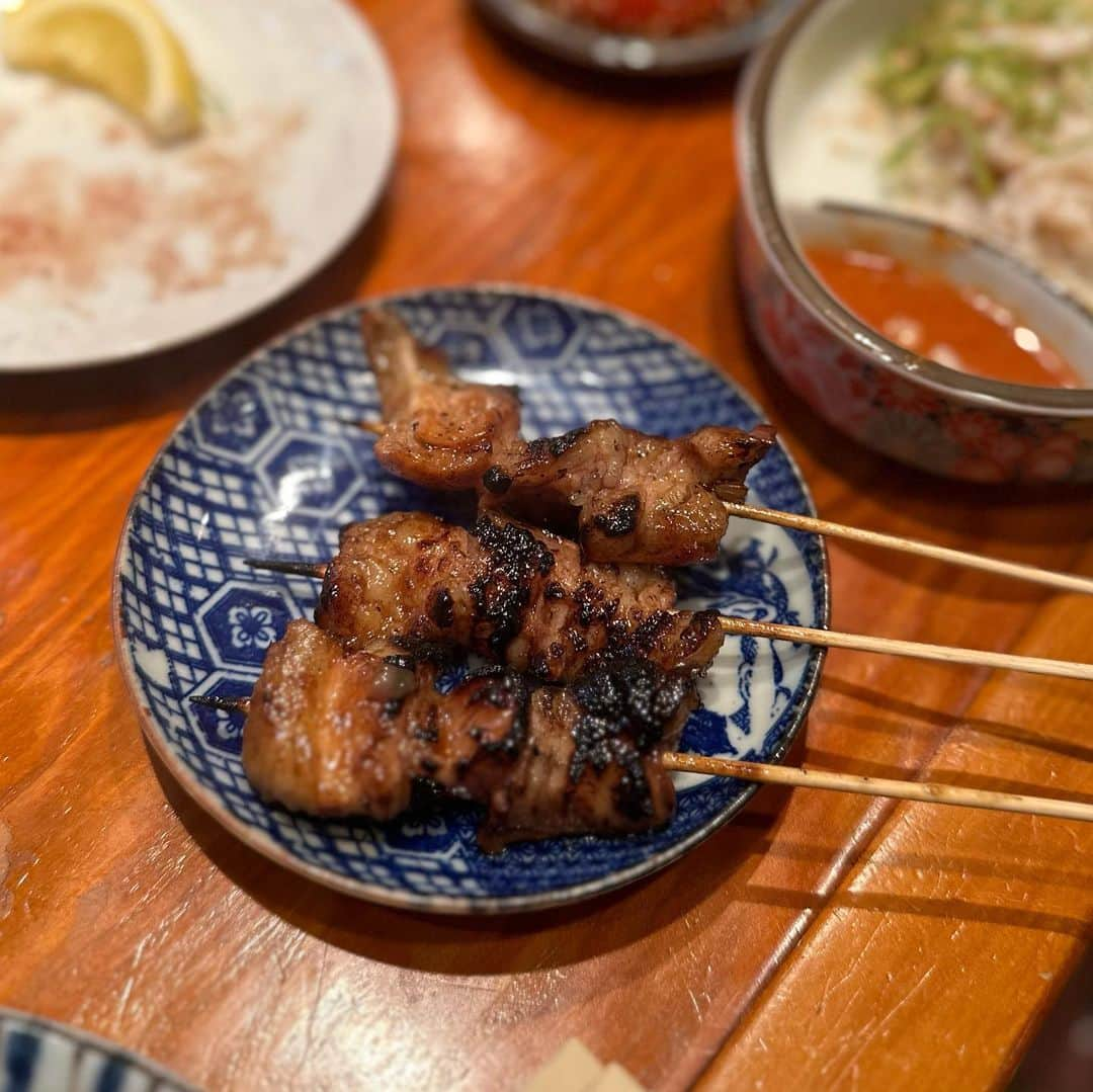 Mika Jimboさんのインスタグラム写真 - (Mika JimboInstagram)「【大至急もう一回行きたい🔥】  🥩 串焼きホルモン金ちゃん 📍 Japan/Osaka  大阪で久々の感動🤤❤️ あーーー美味しかったーーーー🤤 何がって全部美味しすぎるし、あんな小袋食べたことないし、あんな和牛トロたく食べたことないし、、、❤️  金ちゃんが作るものは全て美味しいしまた絶対にすぐに行きたいでふ🤤でも一見お断り？なのかな？  ゴネて行こうと思います🤤❤️ あの赤身もばり最高だったしー、えーーーどれも美味しかった🤤  あとチャプチェにあの肉質は使わないんよ！ってレベル❤️だいすきなお店増えた🤤  つるくん連れてってくれてありがと🤤  #大阪グルメ#大阪ごはん#大阪観光 #大阪旅行 #大阪ディナー #osaka#osakajapan #肉のうまい店 #焼肉ババア」4月21日 13時31分 - mikajimbox