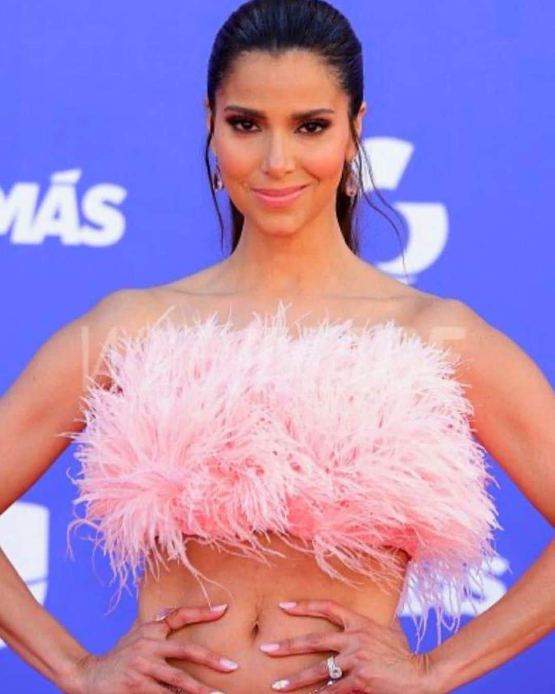 ロゼリン・サンチェスのインスタグラム：「Thanks @latinamas for having me! Gracias @univision for the love 💕   Nothing but love and gratitude to my glam team: @paulanthonylove  @philippeuter   Look @solangel Jewelry @kallatijewelry   Gracias @stacey.m.rod   Representing @fantasyislandtv is always so nice! Don’t forget to watch our last 3 episodes of the season Monday nights at 9pm/8c on @foxtv  Next day on @hulu」