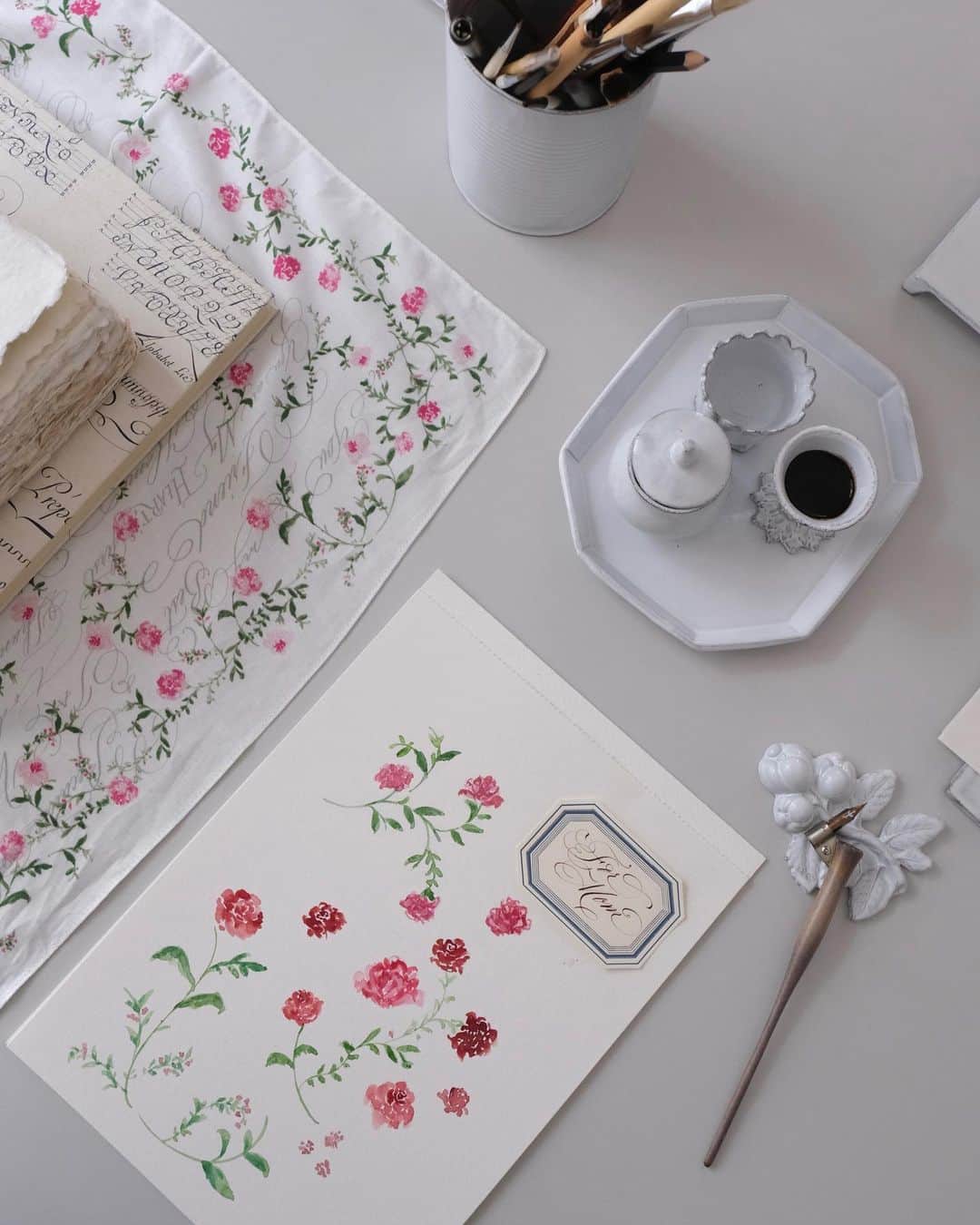 Veronica Halimさんのインスタグラム写真 - (Veronica HalimInstagram)「One of the limited edition items from this year's Mother's Day collaboration with @afternoontea_official   I am so happy with the result and the color of the napkin fabric print. You can find this special item at Afternoon Tea shops across Japan and on their online shop  — #AfternoonTea #AfternoonTeaLIVING #アフタヌーンティー #アフタヌーンティーリビング #アフタヌーンティーのある暮らし #カリグラフィー #ヴェロニカハリム #veronicahalim #母の日 #母の日ギフト #母の日プレゼント #ギフト #フラワー #flower #雑貨 #インテリア #マイルームインテリア #部屋づくり #マイホームインテリア #インテリアグッズ #心地いい暮らし #カリグラフィー　#カリグラフィースタイリング」4月21日 13時46分 - truffypi