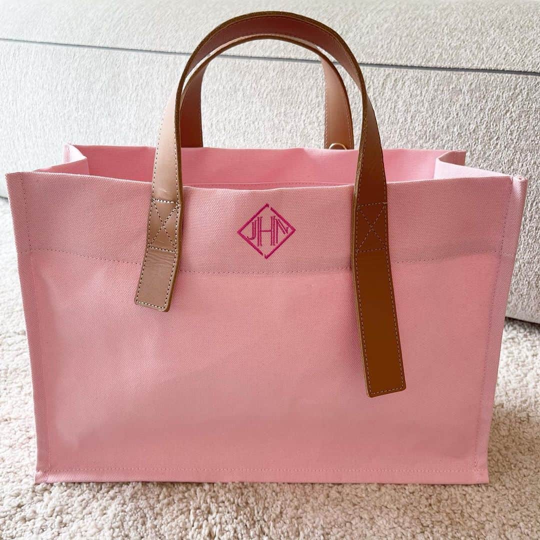 小川ひとみさんのインスタグラム写真 - (小川ひとみInstagram)「今日から２周年を記念して 始まるFree shipping campaign🎁  Pink seriesの"Garden"は 刺繍のカラーが変わって初めての登場です🪡 今回は3色ございます💓✨ SmokyPink/Camellia/SweetPea  そして"Noble series"は LibraryとGardenがございます✨ (GardenMiddleの発売予定はありません🙏) Shoulder beltも再販売されますので 是非今日の20:00より お買い物を楽しんでくださいね🎈  私もこのお鞄達とお出かけできる日を 楽しみにしています🤭💓💓 @jnhearts  #２周年 #2ndAnniversary #jnhearts」4月21日 13時54分 - hitomy220