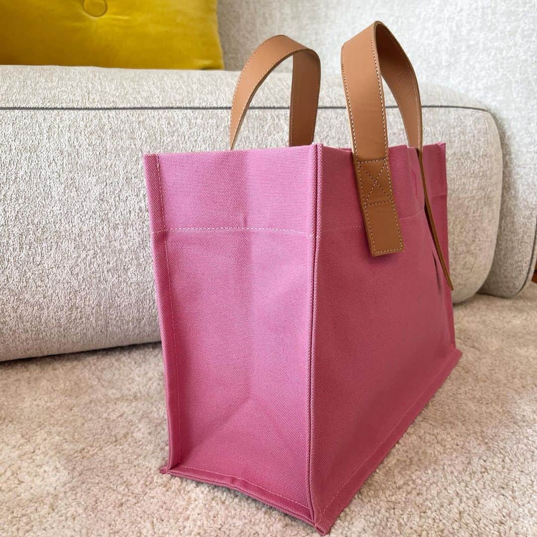 小川ひとみさんのインスタグラム写真 - (小川ひとみInstagram)「今日から２周年を記念して 始まるFree shipping campaign🎁  Pink seriesの"Garden"は 刺繍のカラーが変わって初めての登場です🪡 今回は3色ございます💓✨ SmokyPink/Camellia/SweetPea  そして"Noble series"は LibraryとGardenがございます✨ (GardenMiddleの発売予定はありません🙏) Shoulder beltも再販売されますので 是非今日の20:00より お買い物を楽しんでくださいね🎈  私もこのお鞄達とお出かけできる日を 楽しみにしています🤭💓💓 @jnhearts  #２周年 #2ndAnniversary #jnhearts」4月21日 13時54分 - hitomy220