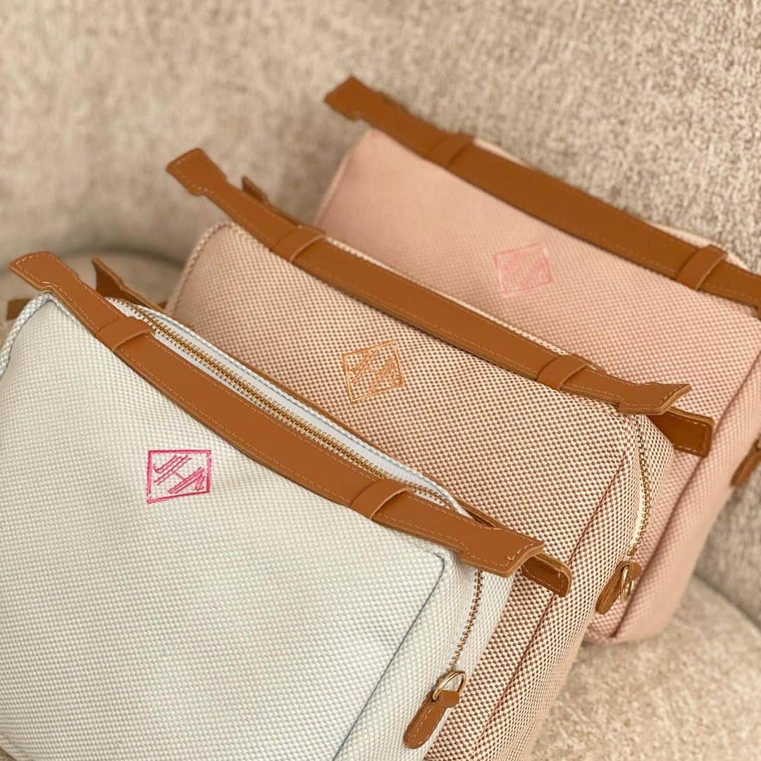 小川ひとみさんのインスタグラム写真 - (小川ひとみInstagram)「今日から２周年を記念して 始まるFree shipping campaign🎁  Pink seriesの"Garden"は 刺繍のカラーが変わって初めての登場です🪡 今回は3色ございます💓✨ SmokyPink/Camellia/SweetPea  そして"Noble series"は LibraryとGardenがございます✨ (GardenMiddleの発売予定はありません🙏) Shoulder beltも再販売されますので 是非今日の20:00より お買い物を楽しんでくださいね🎈  私もこのお鞄達とお出かけできる日を 楽しみにしています🤭💓💓 @jnhearts  #２周年 #2ndAnniversary #jnhearts」4月21日 13時54分 - hitomy220