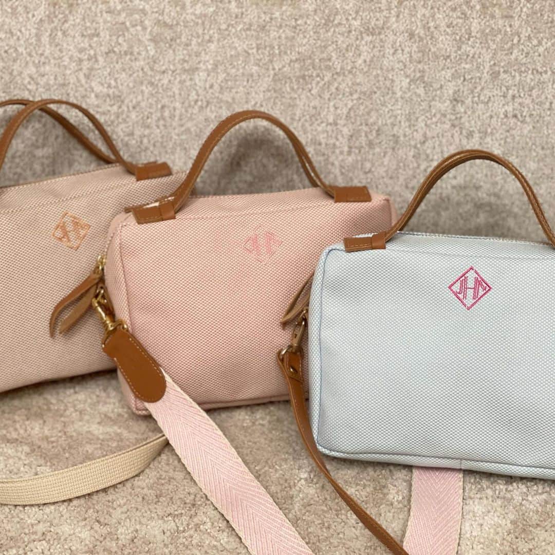 小川ひとみさんのインスタグラム写真 - (小川ひとみInstagram)「今日から２周年を記念して 始まるFree shipping campaign🎁  Pink seriesの"Garden"は 刺繍のカラーが変わって初めての登場です🪡 今回は3色ございます💓✨ SmokyPink/Camellia/SweetPea  そして"Noble series"は LibraryとGardenがございます✨ (GardenMiddleの発売予定はありません🙏) Shoulder beltも再販売されますので 是非今日の20:00より お買い物を楽しんでくださいね🎈  私もこのお鞄達とお出かけできる日を 楽しみにしています🤭💓💓 @jnhearts  #２周年 #2ndAnniversary #jnhearts」4月21日 13時54分 - hitomy220