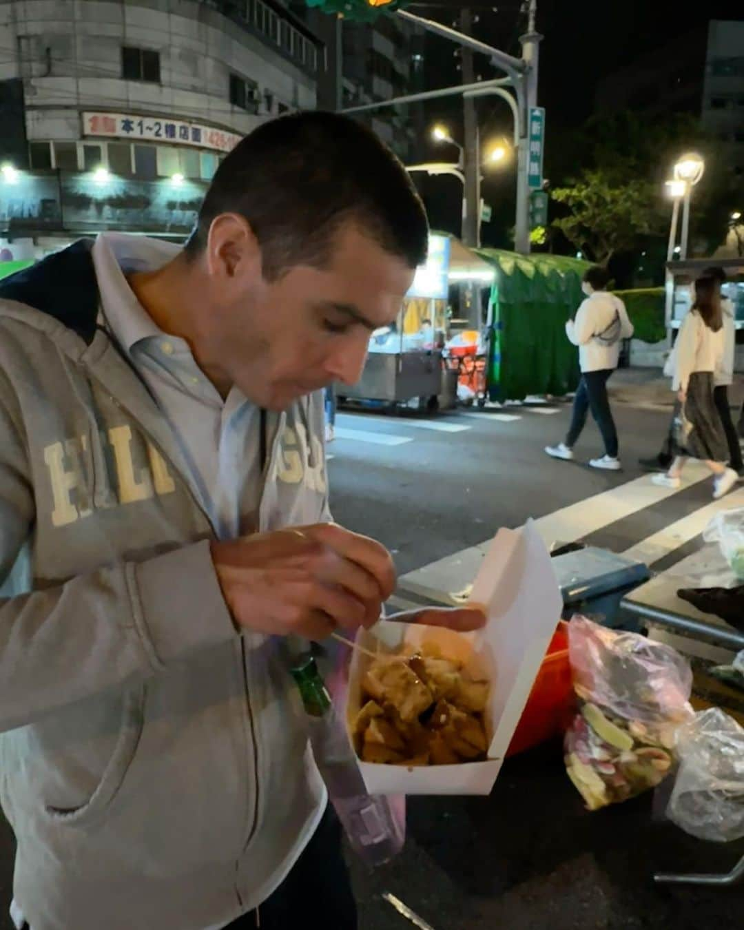 王君萍さんのインスタグラム写真 - (王君萍Instagram)「夜市check✔️  這次回來， 老公孩子最想逛夜市 指定要傳統夜市 有碰碰車、射氣球、很多遊樂設施的那種～ 原先我們要去林口夜市  遇到下大雨只好取消 昨晚天氣還可以所以我們轉戰中壢夜市👍🏻  孩子從第一攤開始玩 打彈珠～射氣球～套圈圈～ 我一開始擔心亞歷長大了 會覺得這些遊戲無聊 沒想到他跟阿弟超級興奮 兩個人玩到全身是汗，很開心 老公跟我當然就是一直吃 一抵達，老公立馬尋找目標 很幸運找到他朝思暮想的”潤餅” 讓他臉上掛上超大的笑容😆 後來吃臭豆腐、豆花，每一家都好吃😋 實在是太滿足的夜晚🫶」4月21日 14時06分 - ping7446