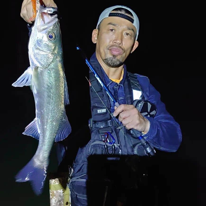 武蔵さんのインスタグラム写真 - (武蔵Instagram)「🎣  Got it!!!!  #武蔵 #釣り  #シーバス #作戦成功 #狙い通り #2匹目 #サイズアップ #fishing  #fishingrod #mma #MixedMonsterAttack  #seabass」4月21日 14時00分 - musashi_k1karate