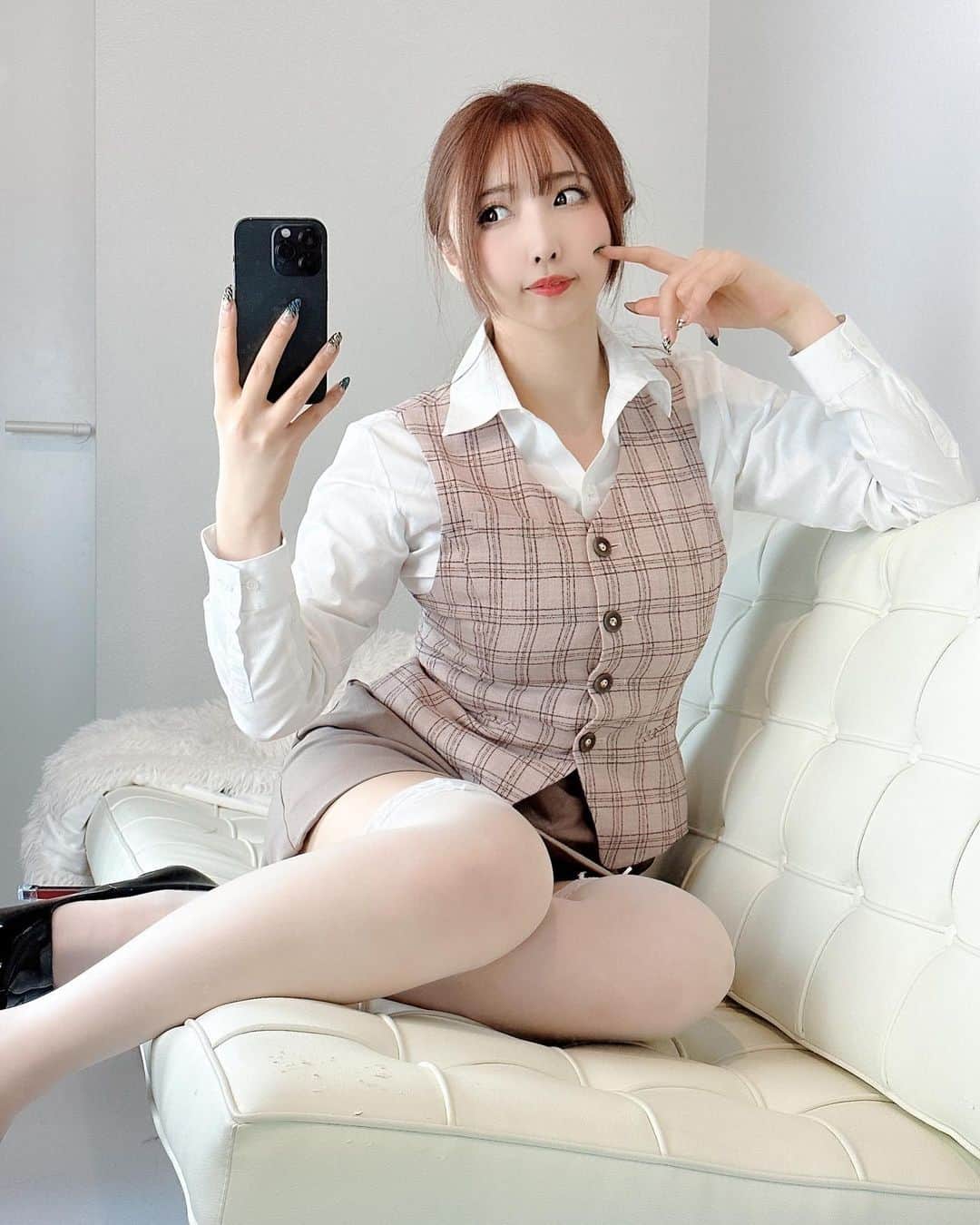 桃色れくさんのインスタグラム写真 - (桃色れくInstagram)「裏垢女子ＯＬさんの自撮り的なやつ📸 ⁡ * * * * * 🍑ももれくフレンズ予定🍑 ⁡ 4/22  ももれくBP2023 5/3  コスホリック35 ⁡ 🍑毎日更新中ファンクラブサイト「Fantia」🍑 Instagramに載せられないのが載ってます♡ https://fantia.jp/fanclubs/17179 ⁡ 🍑＼To my overseas fans／🍑 ▶️https://www.patreon.com/momoreku ⁡ 🍑毎日更新中ファンクラブサイト「Fantia」🍑 Instagramに載せられないのが載ってます♡ https://fantia.jp/fanclubs/17179 ⁡ * * * * * #OL #オフィスレディ #事務員 #白ブラウス  #ミニスカート #自撮り女子 #自撮り界隈  #撮影モデル #cosplaylife #freelancemodel  #cosplayphotography」4月21日 14時00分 - momoreku