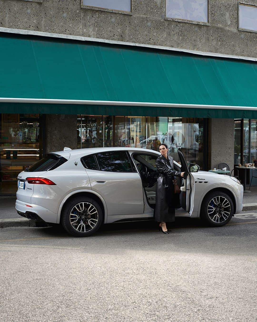 Maserati Japan | マセラティ ジャパンのインスタグラム：「コスモポリタンでモダン。イタリアン、そしてタイムレス。新型グレカーレは創造力の傑作です。  全国のマセラティ正規ディーラーにて試乗車をご用意しております。この機会に是非ショールームにお立ち寄りください。 ＊試乗車の状況はショールーム毎に異なります。詳しくはお近くの正規ディーラーへお問い合わせください。  https://www.maserati.com/jp/ja/models/grecale  #Maserati #マセラティ #MaseratiJapan #マセラティジャパン #Grecale #グレカーレ #EverydayExceptional」