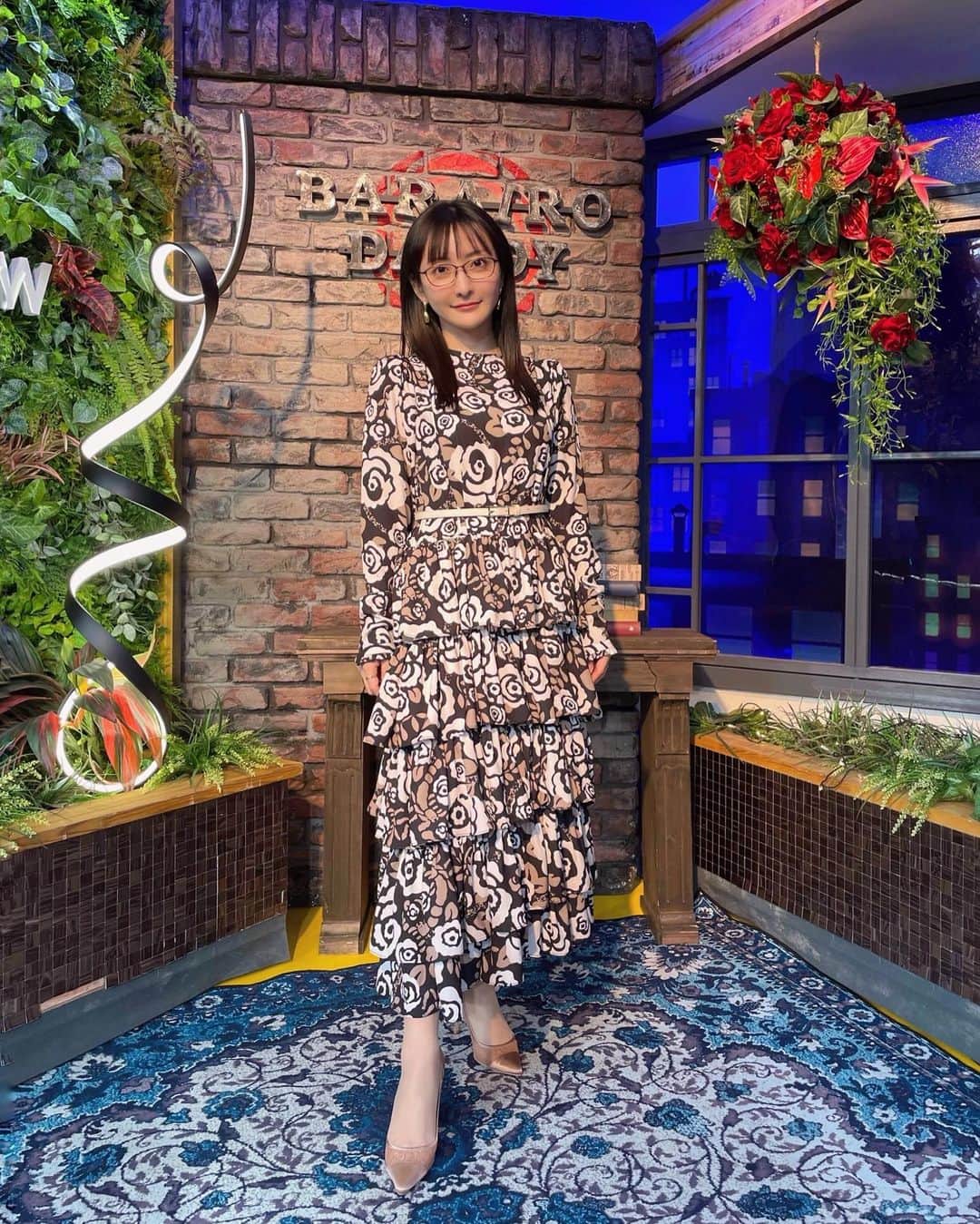 松澤千晶のインスタグラム：「1週間ありがとうございました🌹  とりあえず、マンスリーアシスタントなので、今週の皆様には一応お別れをした方が良いのかな？とご挨拶をしたら、え？みたいな反応されました😂  もう正解がわからない。笑  来週もよろしくお願いいたします✨  凄くバラいろダンディなワンピースでした。笑  one-piece @sixvoma accessory @accessories_blossom_jp  #バラダン #TOKYOMX」