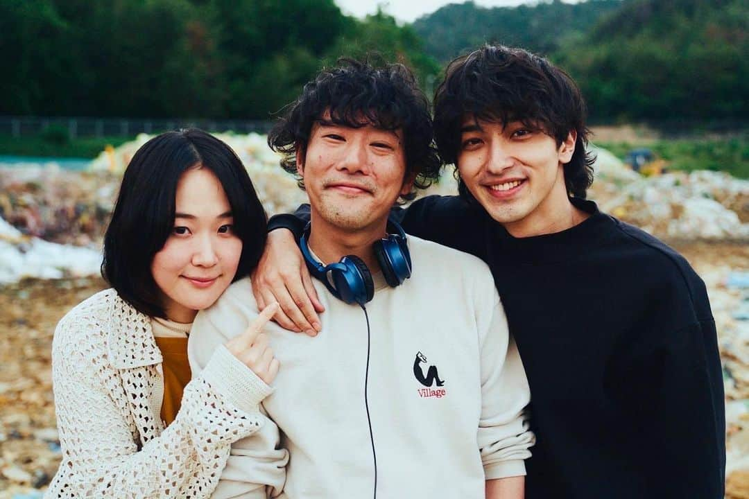 藤井道人のインスタグラム：「映画『ヴィレッジ』本日公開しました。沢山ある素敵な映画から本作を選んで観てくれて、感想をくれた皆さま有難うございます。 『ムラ』を描きながら、僕は今『ムラの外』で映画を撮っています。外ではたくさんのことを考えました。 これまでのこと、これからのこと。きっとそのどの選択も間違いではなくて、大切な人たちと、少しだけ『ぜいたく』が出来る日々を送れたら嬉しいなと、日本への帰路で思っています。 映画をご覧いただいて、皆さまが見つけてくださった感想はどうか、自分のものとして大切にしていただければ幸いです。 明日の舞台挨拶でお会い出来ること楽しみにしております。  とりあえず、流星お疲れ様！ 河村さん、公開したよ！  #ヴィレッジ #横浜流星 #黒木華 #河村光庸 #amazarashi」