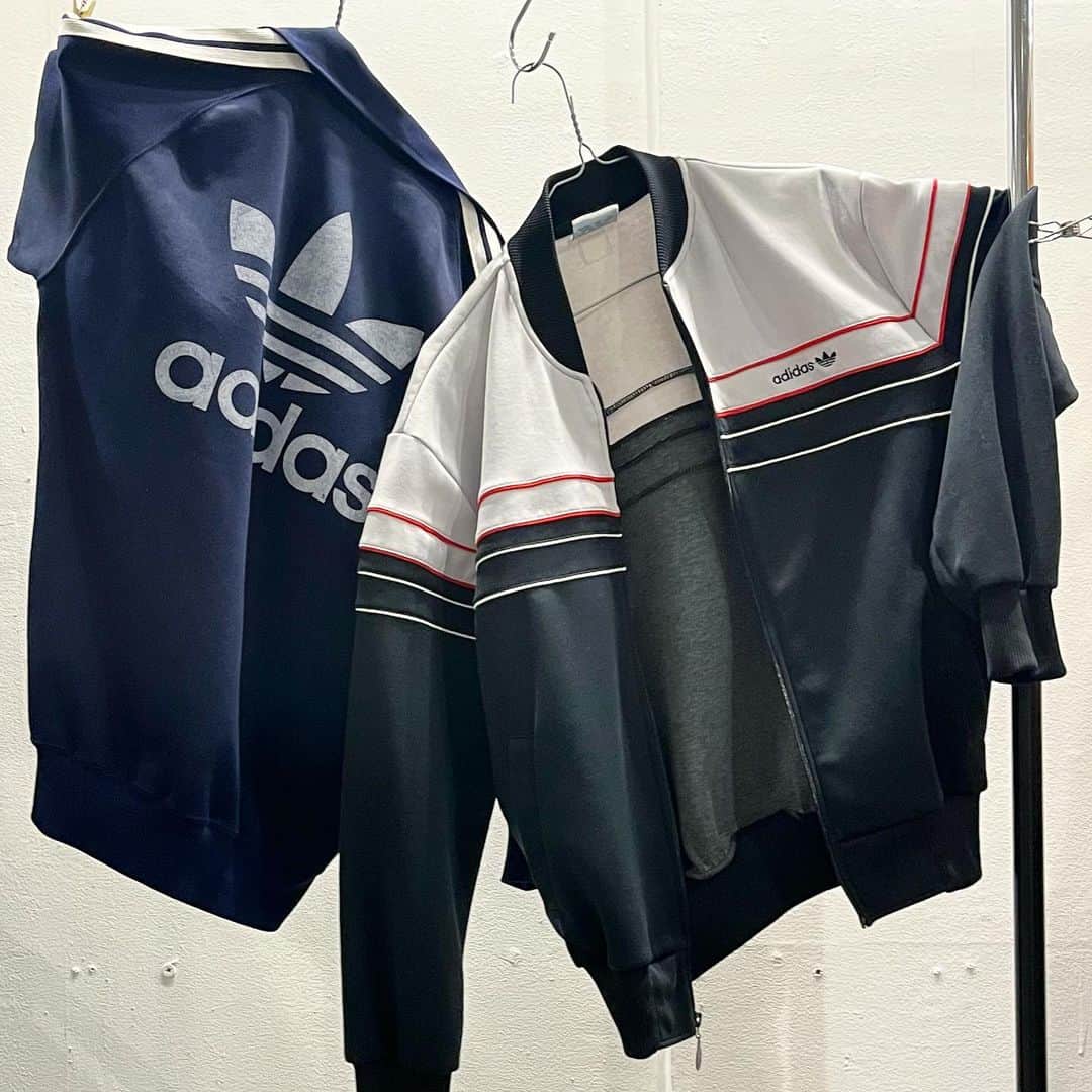 LAUNCHのインスタグラム：「▶︎ #adidas #vintage ▶︎ track jersey  70'sのトラックジャージどちらもサイズはSとなります^ ^どちらがお好みでしょう？  #lookoftheday #mensfashion #outfitoftheday #styleiswhat#fashion #europe #usa #paris #italy #vintageclothing #usedclothing #french #archive#style #styling #snapshot  #古着 #古着屋 #金沢 #竪町 #金沢古着屋 #アーカイヴ #メンズファッション」