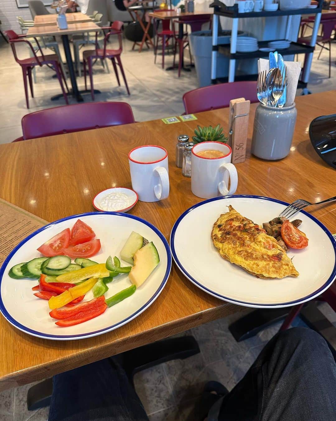 高橋理洋のインスタグラム：「昨日ドバイに来た友人とthe dailyにて朝ご飯。ついでに近所の道散歩してきた。気候もいいし気持ち良い。😄」