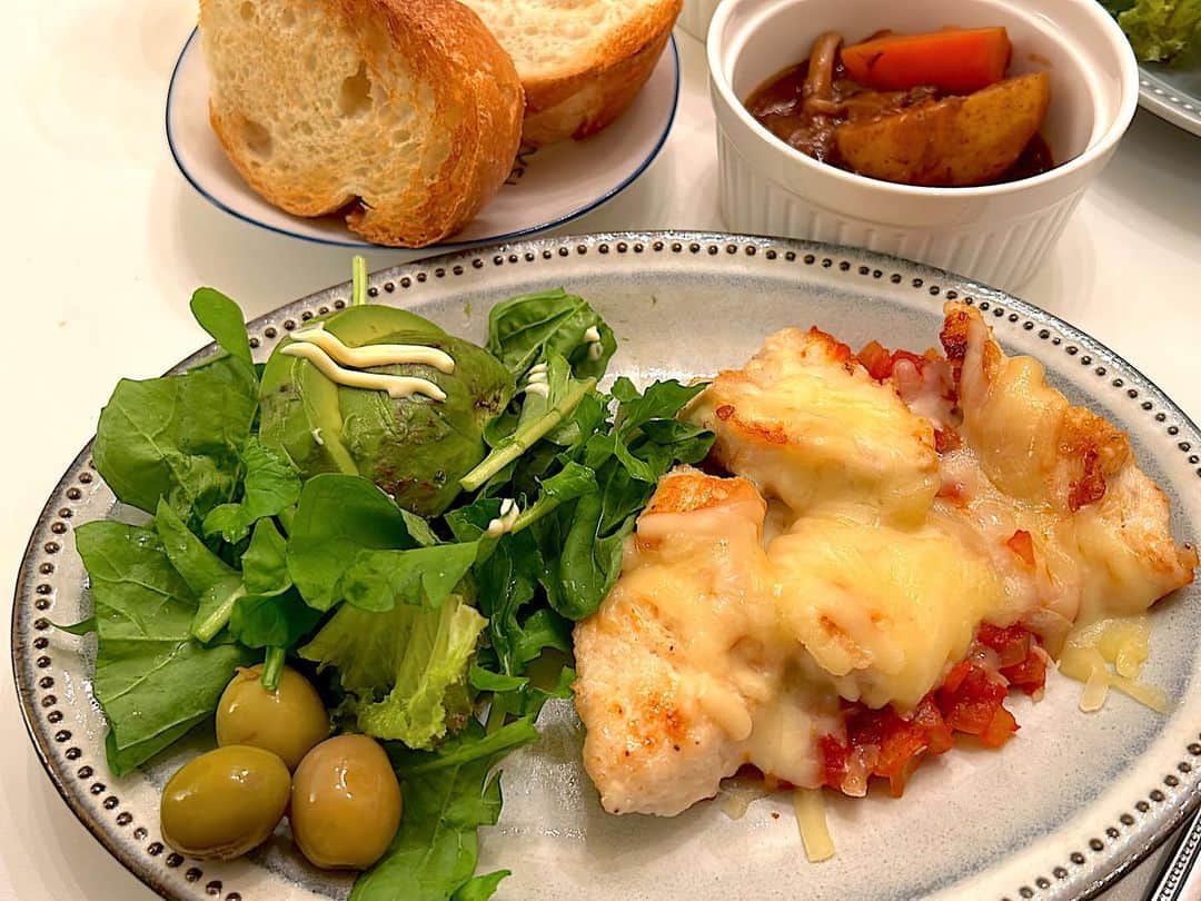 堀井亜生のインスタグラム：「作り置きでない晩御飯です🍴  ルッコラを買ってダッシュで帰宅。トマトチーズ焼きを作りました。  残り物の冷凍胸肉、トマト缶、チーズで。」