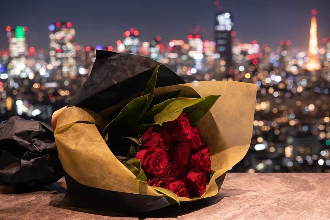 のインスタグラム：「個室はプロポーズにも最適！バラの花束をご用意してお待ちしております。  #longrain #longraintokyo #thaifood #nightview #tokyotower#ロングレイン #タイ料理 #恵比寿グルメ #東京グルメ #恵比寿ガーデンプレイス #夜景 #夜景レストラン #東京タワー夜景 #東京タワーが見える店#恵比寿ランチ #恵比寿ディナー #モダンレストラン #東京タワー #カオヤム #個室ディナー #プロポーズ  #東京ディナー」