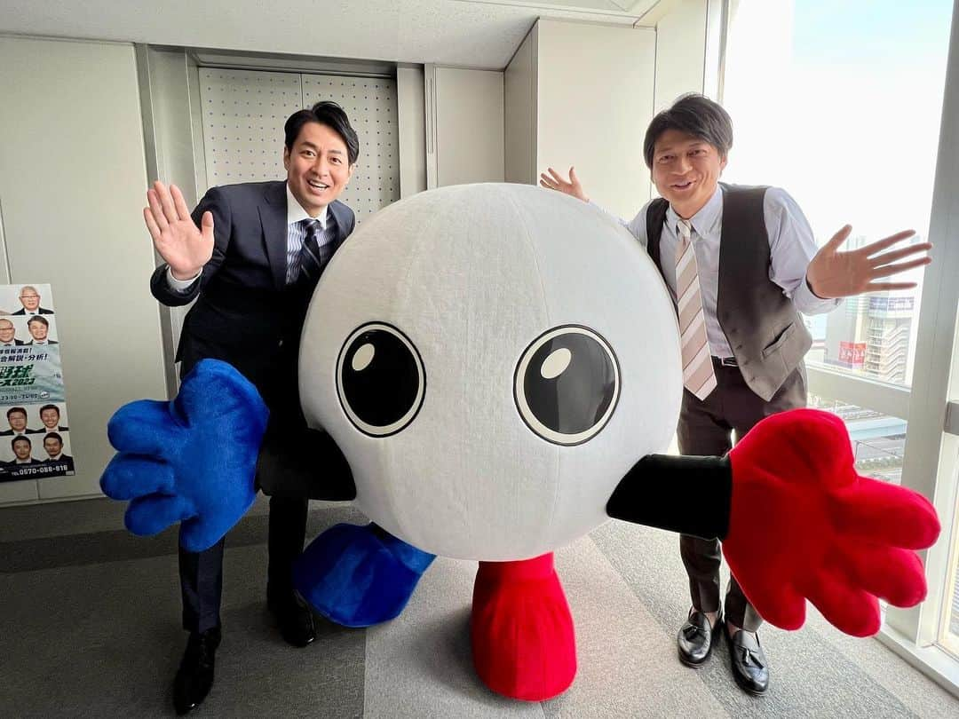 フジテレビ「めざまし8」さんのインスタグラム写真 - (フジテレビ「めざまし8」Instagram)「. きょうは来年のパリオリンピックの予選として、9月に始まるワールドカップバレー2023🏐のPRのために、バボちゃんがスタジオに来てくれました！✨  開催地パリにちなんでトリコロールカラーになった新バボちゃんです💙🤍❤️  スポーツ実況チームの西岡アナと倉田アナとパシャリ📸  #めざまし8 #バボちゃん #西岡孝洋 #倉田大誠 #ワールドカップバレー2023」4月21日 14時29分 - mezamashi8.tv