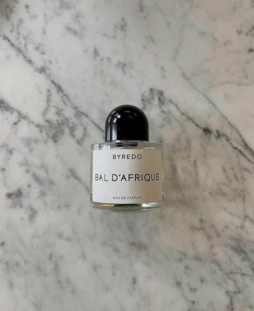 のインスタグラム：「New season, new scent 🫧 @officialbyredo   しっかり甘いのだけれど全然甘ったれていない、大人の余裕を感じさせてくれる香り。トップはフルーティーで爽やか。綿菓子のようなミルキーな甘さからラストにかけてほどよくスパイスとウッディが香る。くどくない上質な甘さに中毒性を感じる。メンズライクだけど私は好き。気分はもう夏🌞」