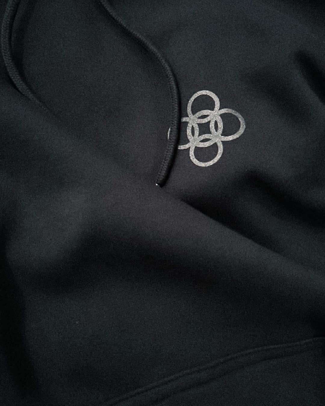 アレッソさんのインスタグラム写真 - (アレッソInstagram)「POEM HOODIE IS HERE 🖤 link in bio」4月22日 1時00分 - alesso