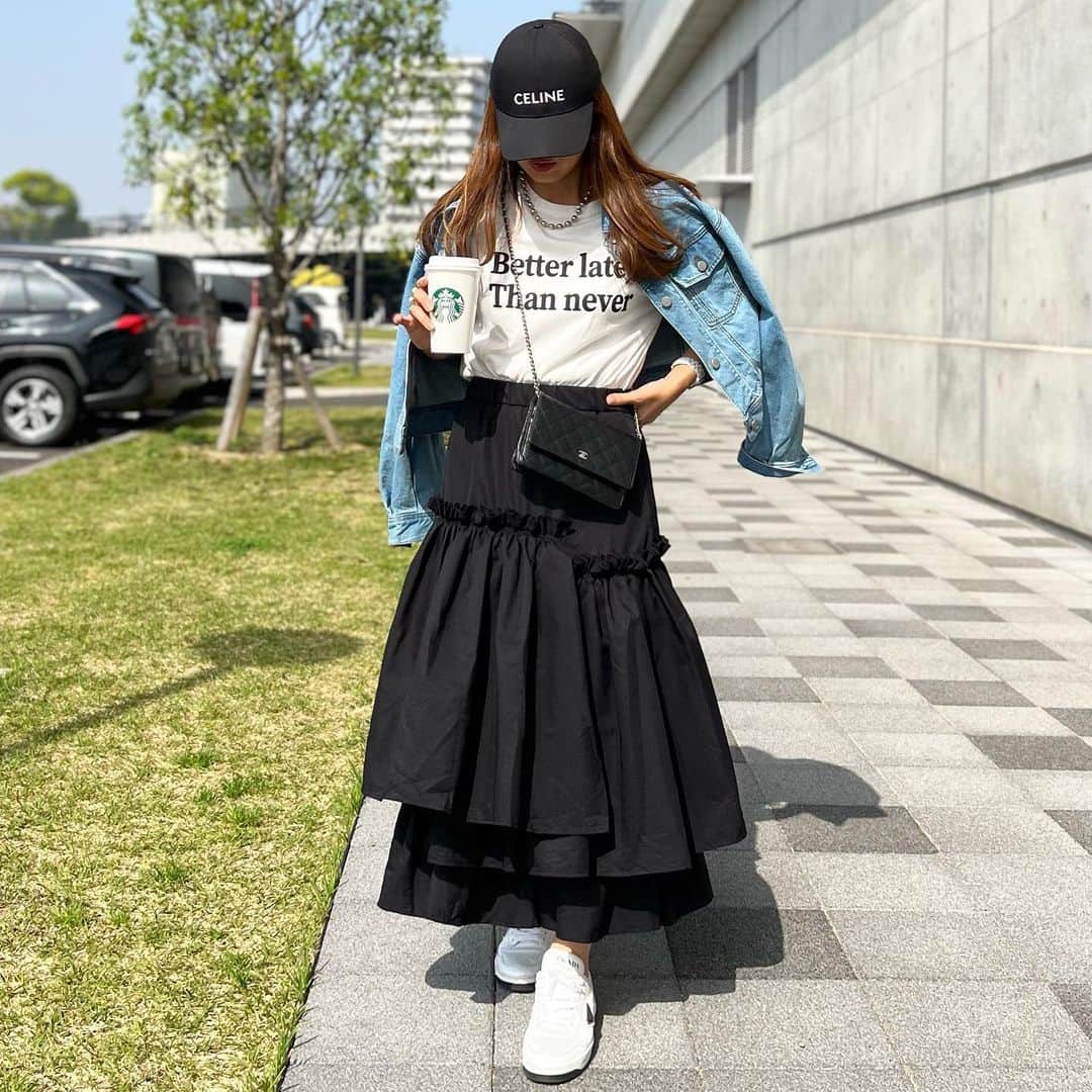 mario_dozonoのインスタグラム：「🖤👟☀️✨ たっぷりのボリューム感がたまらなく可愛い @lagemme_ のティアードスカート😍 * 甘くなりがちなアイテムだけど、これはアシンメトリーに配置されたフリルが程よくモード感もあるから大人もOK🫶💕 * Tシャツやスニーカーでカジュアルに着崩すと可愛いよ👟 * ここ最近の羽織は何気なく買ったGUのGジャンが思いの外活躍中🥰 * * skirt… @lagemme_ (ZOZOで半額の3490円に❤︎) T-shirt… #riberry jacket… #gu sneakers… #prada * * * #lagemme #ラジェム#sugarbisket #スカートコーデ #ロングスカートコーデ #スニーカーコーデ #スニーカー女子 #guコーデ #ジーユーコーデ #ジーユー購入品 #gu購入品 #プチプラ高見え #プチプラ高見えコーデ #アラフォーママコーデ #大人シンプルコーデ #大人カジュアルコーデ」
