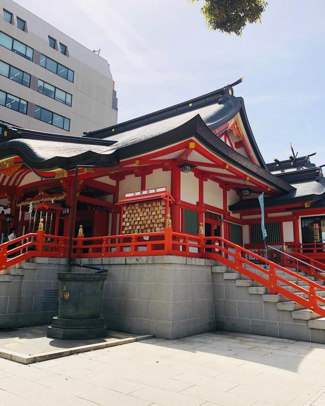 花清まゆこさんのインスタグラム写真 - (花清まゆこInstagram)「⛩花園神社⛩  母と姉と一緒に、 切り絵御朱印をいただきに行ってきました😊  新宿の大都会の中にある素敵な神社でした✨  この切り絵御朱印は、通年あるそうです🌸 #花園神社  #花園神社御朱印  #切り絵御朱印  #新宿 #新宿御朱印 #御朱印 #御朱印巡り  #御朱印集め  #御朱印帳  #御朱印スタグラム  #御朱印好きな人と繋がりたい  #東京御朱印 #東京御朱印巡り  #可愛いものが好き  #御朱印ガール  #御朱印女子」4月21日 14時40分 - mayuusa610