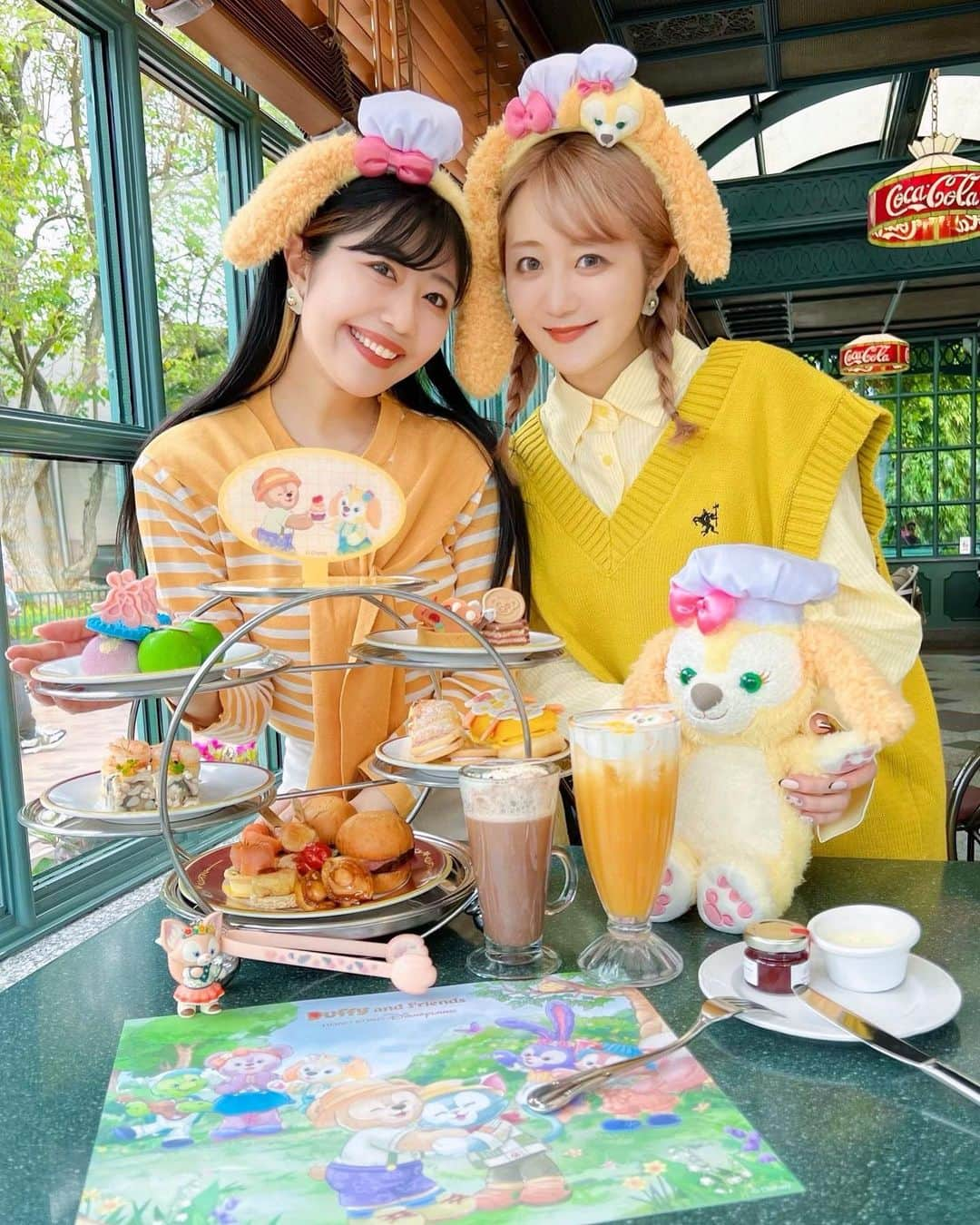 中島奈津希さんのインスタグラム写真 - (中島奈津希Instagram)「🥣🌼🧁 ⁡ ⁡ ⁡ #香港ディズニーランド で食べれる 可愛すぎる ダッフィー&フレンズ アフタヌーンティーセット🌼🥣🧁 ⁡ ⁡ ⁡ ⁡ ⁡ ⁡ んもおおおおおおおおおおおお！ 可愛過ぎて食べられない😡💛笑 リーナベルのトングもついてるの🦊💕🦋 ⁡ それぞれのキャラクターをモチーフにした スイーツもあって並べてみたら幸せ溢れたよ🫠💕 ⁡ ⁡ ⁡ ⁡ ⁡ ⁡ ⁡ 姉妹で#クッキーコーデ で食べました🥣💛👭 ⁡ 香港ディズニーへ行ったら ぜひ食べてほしい🥹🌼✨✨ --------------------------------- 🏰香港ディズニーランド  📍#センターストリートコーナーカフェ　 ⏰15:00〜 👛588香港ドル(２名分) --------------------------------- ⁡ ☁️☁️☁️☁️☁️☁️☁️☁️☁️☁️☁️☁️☁️☁️☁️☁️ @hkdisneyland  #ダッフィーフレンズ #DuffyFanstasy #PR #ItsPlayTime #DuffyAndFriendsPlayDays #HappierHere #HKDisneyland #DuffyFriends #DisneyFriends #ダッフィー#ダッフィーフレンズ #ダッフィーグッズ#ダッフィーアイテム #CastleOfMagicalDreams #Momentous」4月21日 14時40分 - nakajima_natsuki