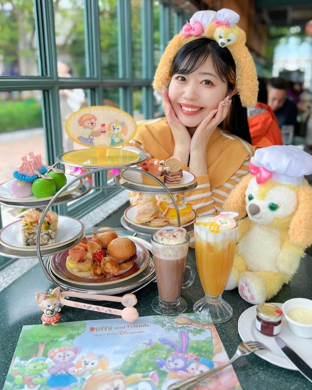 中島奈津希さんのインスタグラム写真 - (中島奈津希Instagram)「🥣🌼🧁 ⁡ ⁡ ⁡ #香港ディズニーランド で食べれる 可愛すぎる ダッフィー&フレンズ アフタヌーンティーセット🌼🥣🧁 ⁡ ⁡ ⁡ ⁡ ⁡ ⁡ んもおおおおおおおおおおおお！ 可愛過ぎて食べられない😡💛笑 リーナベルのトングもついてるの🦊💕🦋 ⁡ それぞれのキャラクターをモチーフにした スイーツもあって並べてみたら幸せ溢れたよ🫠💕 ⁡ ⁡ ⁡ ⁡ ⁡ ⁡ ⁡ 姉妹で#クッキーコーデ で食べました🥣💛👭 ⁡ 香港ディズニーへ行ったら ぜひ食べてほしい🥹🌼✨✨ --------------------------------- 🏰香港ディズニーランド  📍#センターストリートコーナーカフェ　 ⏰15:00〜 👛588香港ドル(２名分) --------------------------------- ⁡ ☁️☁️☁️☁️☁️☁️☁️☁️☁️☁️☁️☁️☁️☁️☁️☁️ @hkdisneyland  #ダッフィーフレンズ #DuffyFanstasy #PR #ItsPlayTime #DuffyAndFriendsPlayDays #HappierHere #HKDisneyland #DuffyFriends #DisneyFriends #ダッフィー#ダッフィーフレンズ #ダッフィーグッズ#ダッフィーアイテム #CastleOfMagicalDreams #Momentous」4月21日 14時40分 - nakajima_natsuki