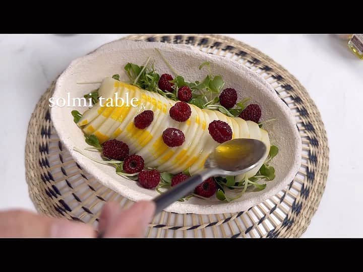 パク・ソルミのインスタグラム：「🍋   생각보다 상당히 괜찮은  #참외샐러드   Recipe 👉 @the_bocksoon_official」