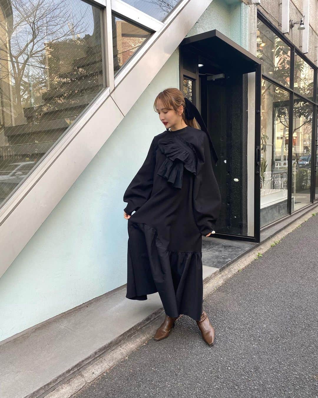 平木愛美のインスタグラム：「🌿 maternity life.  お腹はすっかりぽっこりまんまるおっきくって、苦しいんだけど 元気な胎動は微笑ましくて愛おしくって。  パワフルgirlな長女との日々も、愛おしい。💕  onepiece @herin.cye   yomogi @salon__ain」