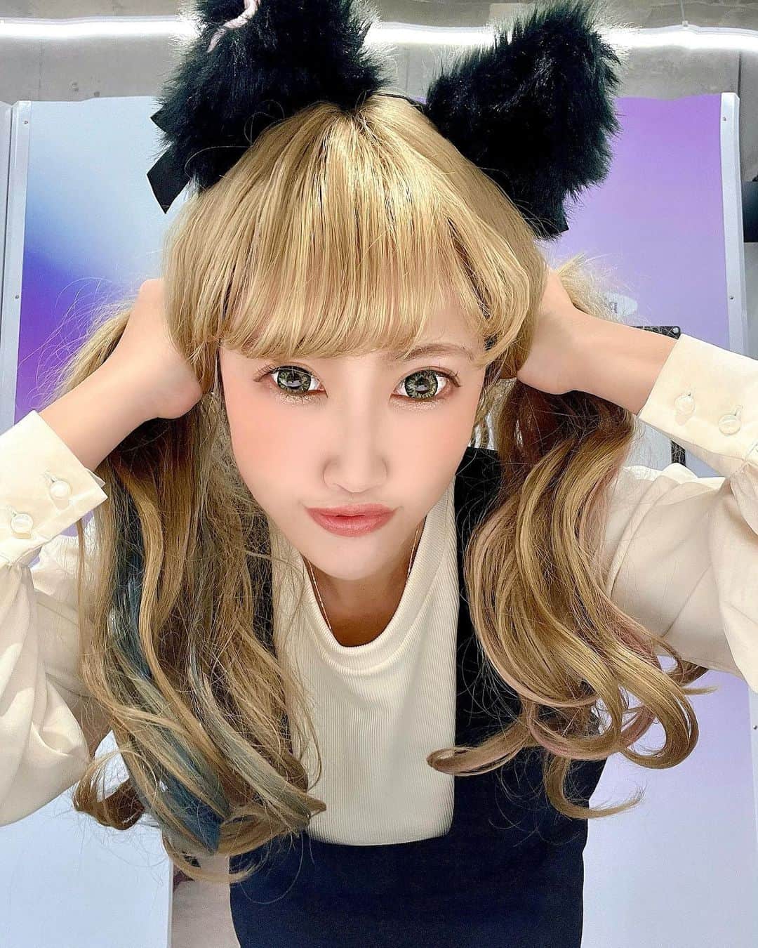 DJ YURINAのインスタグラム：「1日限定ギャルで 🆕韓国発の🇰🇷盛れすぎないいい感じのプリクラ撮ってきたぁ🤳  セルフシャッターボタンがあって自分のタイミングでシャッター押せる💕 彼と記念プリとっても宇宙人👽みたくならんしこれは並ぶね👍  是非見つけたらトライしてみてね💕  #photoism  #フォトイズム #selfe #プリクラ #韓国プリクラ #kpop  #kfashion  #gal #kgal #kgirl #インナーメッシュ」