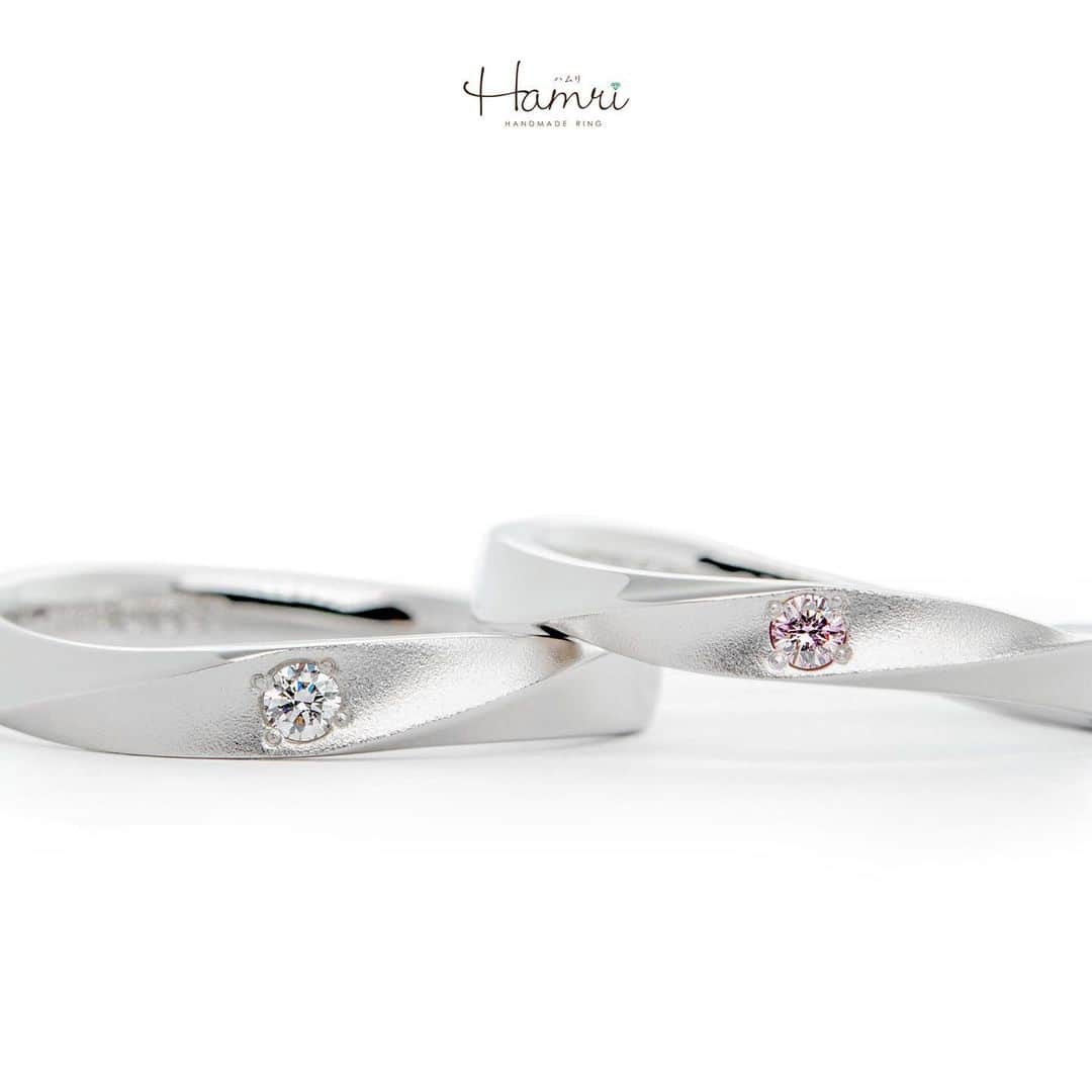 結婚指輪・婚約指輪『Hamri(ハムリ)』さんのインスタグラム写真 - (結婚指輪・婚約指輪『Hamri(ハムリ)』Instagram)「【ふたひねりの結婚指輪をご紹介です】  2022.11.23にお越しいただきました、 Koyo & Rina 様ご夫婦の結婚指輪をご紹介いたします。  ウェーブ、ふたひねりのデザインをお作りいただきました！  ひねりの真ん中にはお揃いでホーニング加工を施しております。 ホーニング加工をすることによって石の輝きやひねり部分が目立ち、アクセントになっております♪  ご新郎様はダイヤモンド、ご新婦様はピンクダイヤモンドをお留めしております。  ピンクダイヤモンドは希少性が高く、貴重なお石となっております！ また「完全な愛」という意味があり、夫婦の絆を深めるお守りとして結婚指輪にぴったりです♪  ご結婚おめでとうございます！  💓ふたりらしい指輪と想い出を💓 @hamri_omotesando ==========================  ♦︎♢作成中の写真や動画を撮影、全データプレゼント♢♦︎  DMやLINEでのご相談お待ちしております♥ ⇒@hamri_omotesando  ❁・❁・❁・❁・❁・❁・❁・❁・❁・❁・❁  ＊セットリング5%OFF＊  @hamri_omotesando  Hamri「ハムリ」  〒150-0001 東京都渋谷区神宮前5-11-11 2F  tel 0120-121-175 hp https://hamri.jp/  open 11:00〜19:00 close 火/水　祝日営業  ❁・❁・❁・❁・❁・❁・❁・❁・❁・❁・❁  #手作り結婚指輪#手作り婚約指輪#結婚指輪#マリッジリング#エンゲージリング#プレ花嫁#Hamri#Hamri表参道#オーダーメイドリング#鋳造#ブライダルリング#ペアリング#鎚目リング#プラチナリング#ピンクゴールド#シャンパンゴールド#ゴールドリング#2023wedding#2023春婚#2023夏婚#プレ花嫁準備#プレ花嫁と繋がりたい#結婚指輪探し#結婚指輪選び#結婚準備 《Hamri検索タグ》  #Hamriデザイン #Hamri指輪作り #Hamri花嫁」4月21日 14時49分 - hamri_omotesando