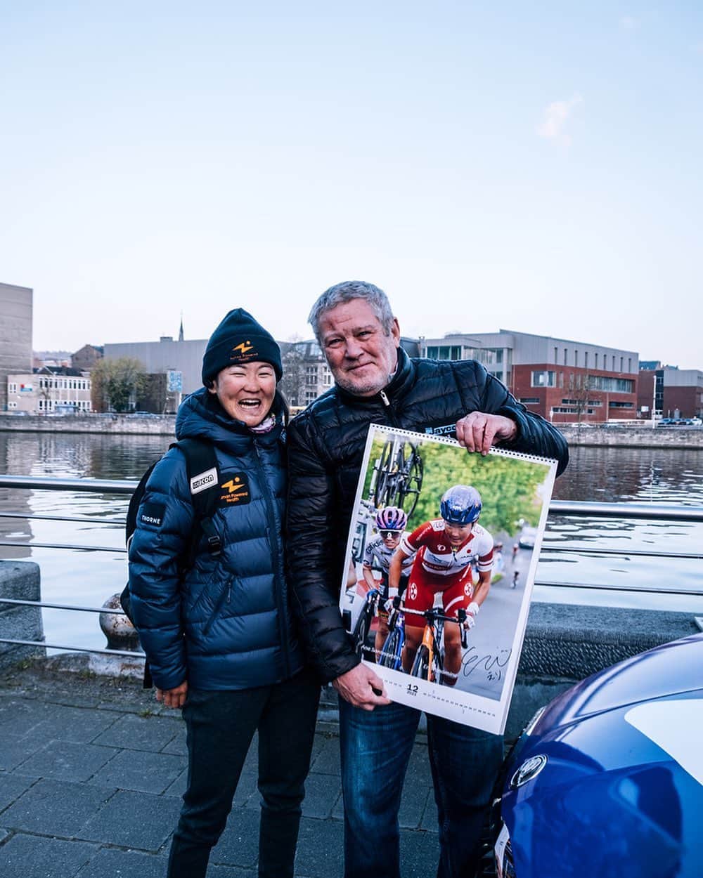 與那嶺恵理のインスタグラム：「Yes, my pleasure 😄 . I’m not a favorite of the race but I’m the favorite of someone. This is what it is 📸😄✍🏻 . Even though super early start(📷was at 7:00am !!) for women, there are fans coming and rooting for women’s cycling. This is the moment I feel pleasure being pro cyclist ❤️not only riding bike.  . He showed me his self-made calendar 📅 I’m there on December 😬 Of course, my signature on it ✍🏻🥰 . . I’m so glad to being my fan whenever I’m good or bad.  & love this photo ☺️ Thanks 📸 @oskarsbrook !!  . . #今日のエリさん」