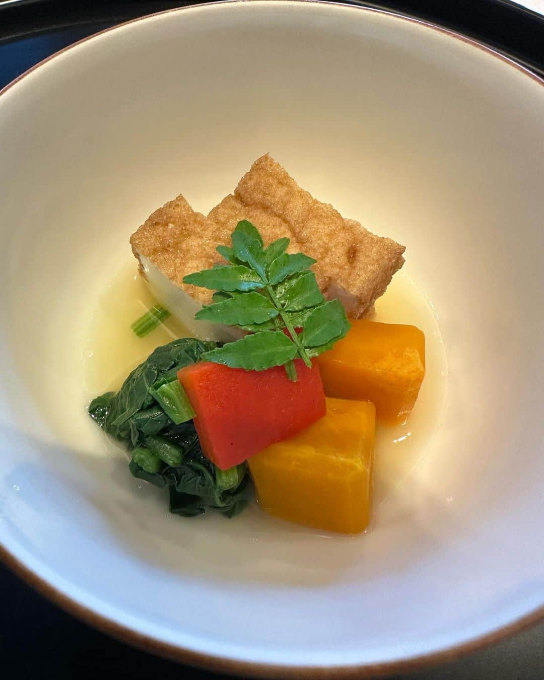 秋元康さんのインスタグラム写真 - (秋元康Instagram)「#銀座#日本料理#吉兆  とある理事会の昼食。  偉い人たちばかりで緊張するが、ふかひれ姿煮ご飯が美味しいなあ。」4月21日 14時53分 - yasushi6057