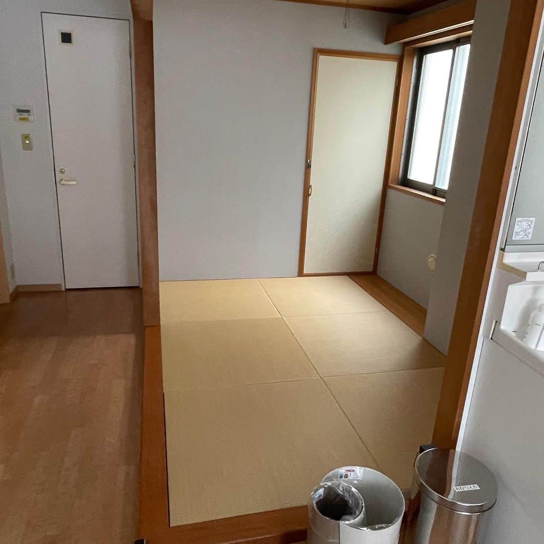 美甘子さんのインスタグラム写真 - (美甘子Instagram)「1週間、世田谷区の産後ケアセンターにお世話になっていました。三食付きで24時間体制で助産師さん達が見てくれるので、授乳時以外にお願いすると預かっていただけて本当に助かりました。深夜の授乳を一回パスして2人にミルクをあげてもらい、寝ることができたのが本当に身体の回復につながって良かったです。世田谷区の子育て利用券を支払いに使うこともできるし、料金もリーズナブル。世田谷区民のみ利用できるのですが、他の区にもどんどんできて欲しいと思いました。お部屋も綺麗で広くて快適でした。助産師さん、保育士さん、清掃の方、カウンセラーの方、アロマオイルマッサージの方、本当にお世話になりました。私以外に双子のお世話をしてくれて、相談できる人がいるということに本当に心が落ち着きました。今度はデイケアでまた利用させていただきたいです！ 最後の写真は、パパのお迎えを待ってるベビズ👶👶  #世田谷区産後ケアセンター #世田谷区立産後ケアセンター  #ゆうピーはるピー #双子 #双子育児 #双子のいる生活 #双子ママ」4月21日 15時08分 - rekish_mikako