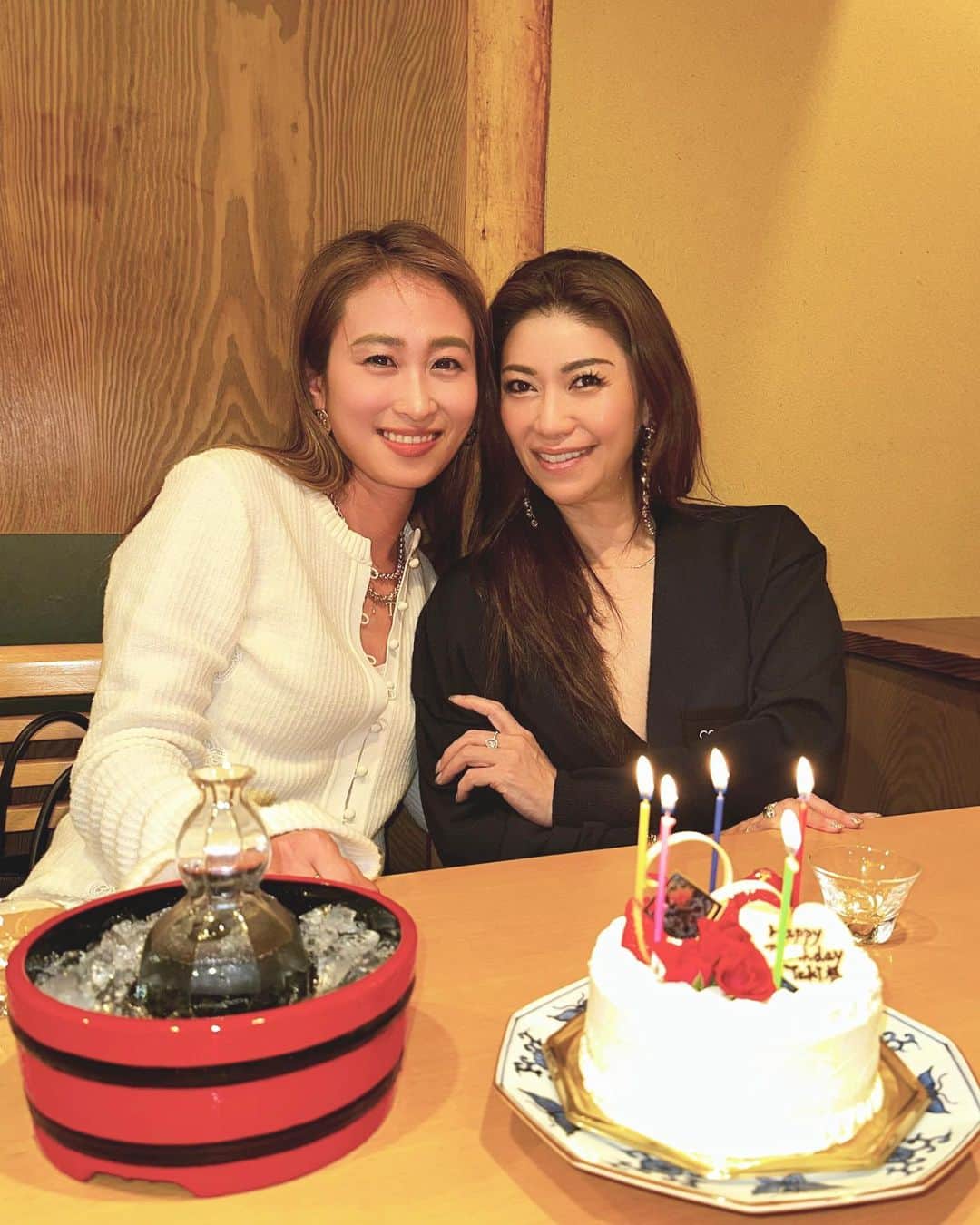 Taki Tanakaのインスタグラム：「Thank you @yukakoiue_58   1.ゆかちゃんと久しぶりにデート♡ またまたBD祝いも。本当は4/1なのにみんながまだ祝ってくれ、感謝も通り越してなんだか申し訳ないくらい。 でもありがとう。#loveyou 北新地 ふくのやにて。  2.お祝いにと特別に始めに出てきたちっちゃな#めでたい お赤飯。粋です。  5.サプライズで板場のみなさんがBDソングを歌ってくれて恥ずかしいやら嬉しいやら。気がつけば若い板前さんたちは全員息子くらいの年齢w。  ゆっくりとふたりで話せて幸せな夜。」