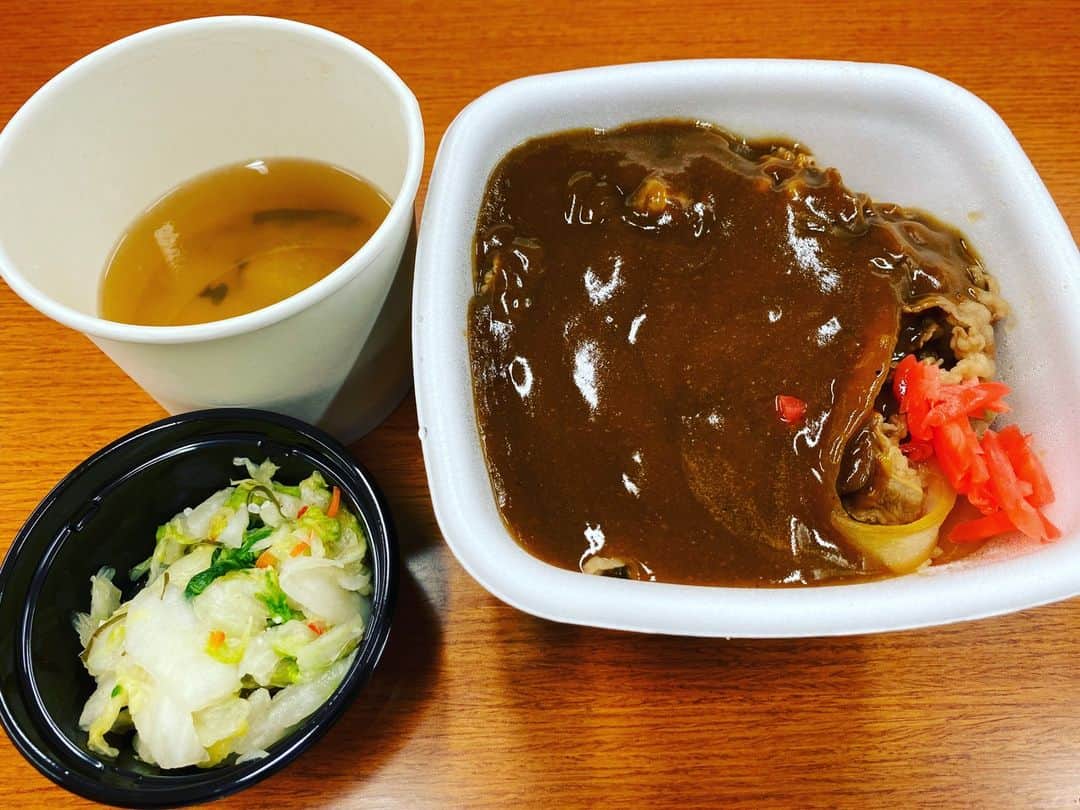 前原誠司さんのインスタグラム写真 - (前原誠司Instagram)「昨日のお昼は「カレー会」で、吉野家の「肉だく牛黒カレー」を頂きました。ご馳走様でした。（誠）#まえはランチ」4月21日 15時04分 - seiji_maehara.official