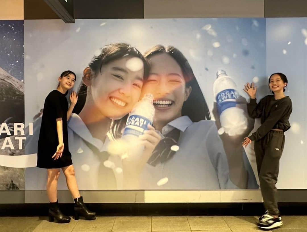 池端杏慈さんのインスタグラム写真 - (池端杏慈Instagram)「︎ ︎︎︎  渋谷駅にあるポカリスエットの広告を見に行ってきました！ この日は椿と一緒に見に行きました！  やば！いる！こんなに人がたくさん通るところに！！ って思って、めちゃめちゃ嬉しかったです🤭  ポカリスエットの広告に出演させていただいたこと、 あらためて幸せだなと感じました。  こんなに素敵な作品にできあがったのは、 監督、カメラマンさんを始め、 関わってくれた全てのスタッフのみなさんのおかげです。 自分1人ではできないことを経験させていただき 感謝しきれないです。  広告は今週の日曜日まで掲示されているのでみなさんもぜひ😊  #ポカリスエット#大塚製薬 #椿#池端杏慈 #渋谷#渋谷駅」4月21日 20時39分 - lespros_anji