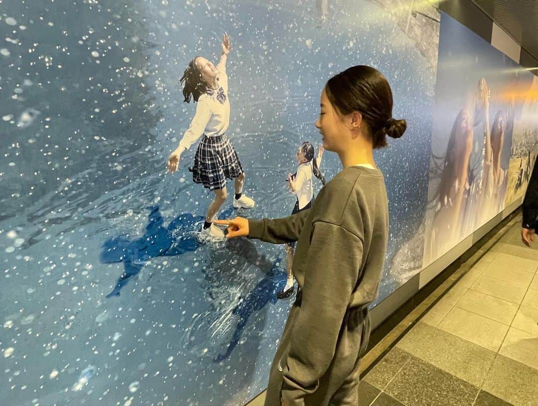 池端杏慈さんのインスタグラム写真 - (池端杏慈Instagram)「︎ ︎︎︎  渋谷駅にあるポカリスエットの広告を見に行ってきました！ この日は椿と一緒に見に行きました！  やば！いる！こんなに人がたくさん通るところに！！ って思って、めちゃめちゃ嬉しかったです🤭  ポカリスエットの広告に出演させていただいたこと、 あらためて幸せだなと感じました。  こんなに素敵な作品にできあがったのは、 監督、カメラマンさんを始め、 関わってくれた全てのスタッフのみなさんのおかげです。 自分1人ではできないことを経験させていただき 感謝しきれないです。  広告は今週の日曜日まで掲示されているのでみなさんもぜひ😊  #ポカリスエット#大塚製薬 #椿#池端杏慈 #渋谷#渋谷駅」4月21日 20時39分 - lespros_anji