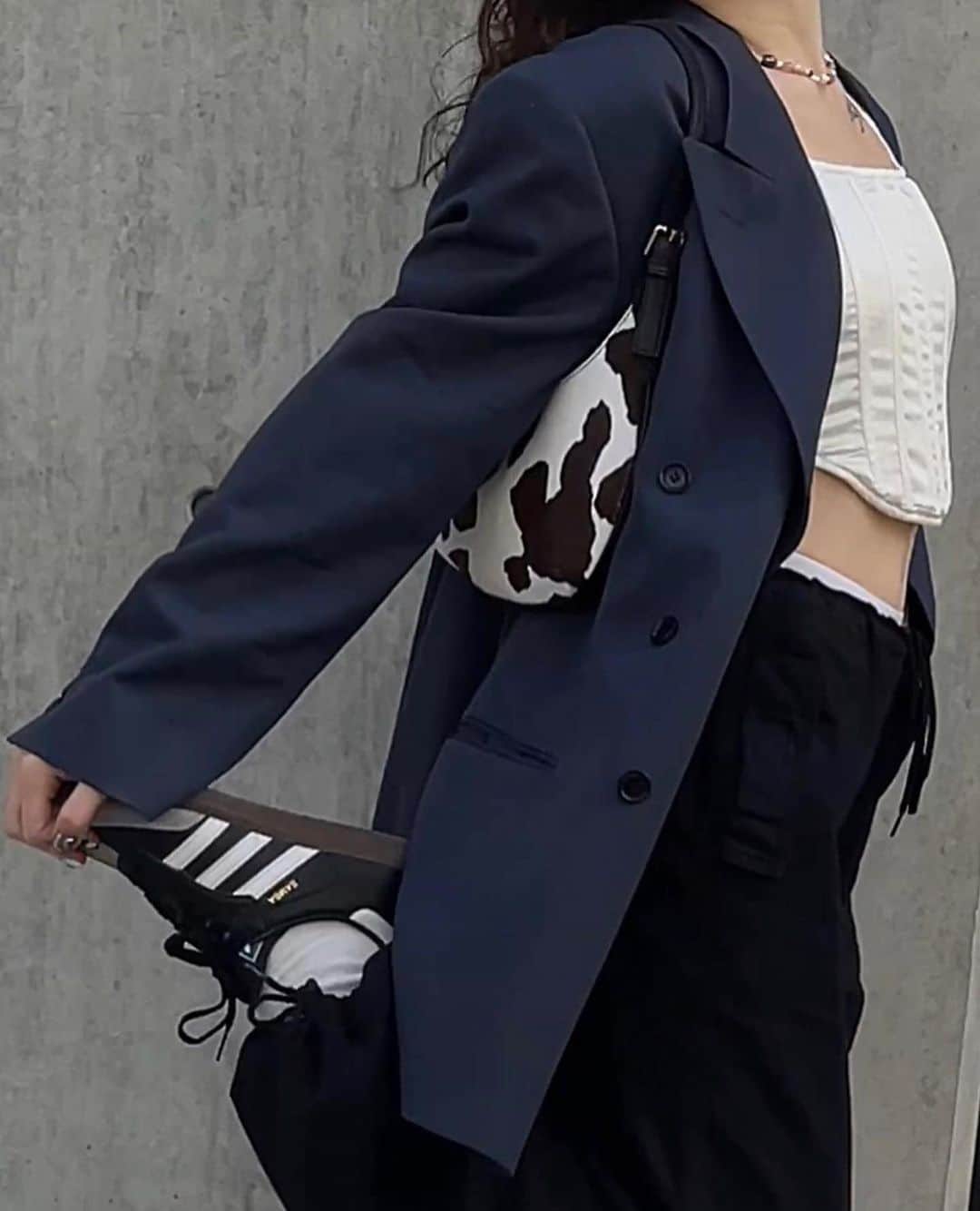 トップショップさんのインスタグラム写真 - (トップショップInstagram)「The ultimate accessory combination.  @ilona.fradkina wears the Sailor cow print leather bag [124478404]」4月21日 20時33分 - topshop
