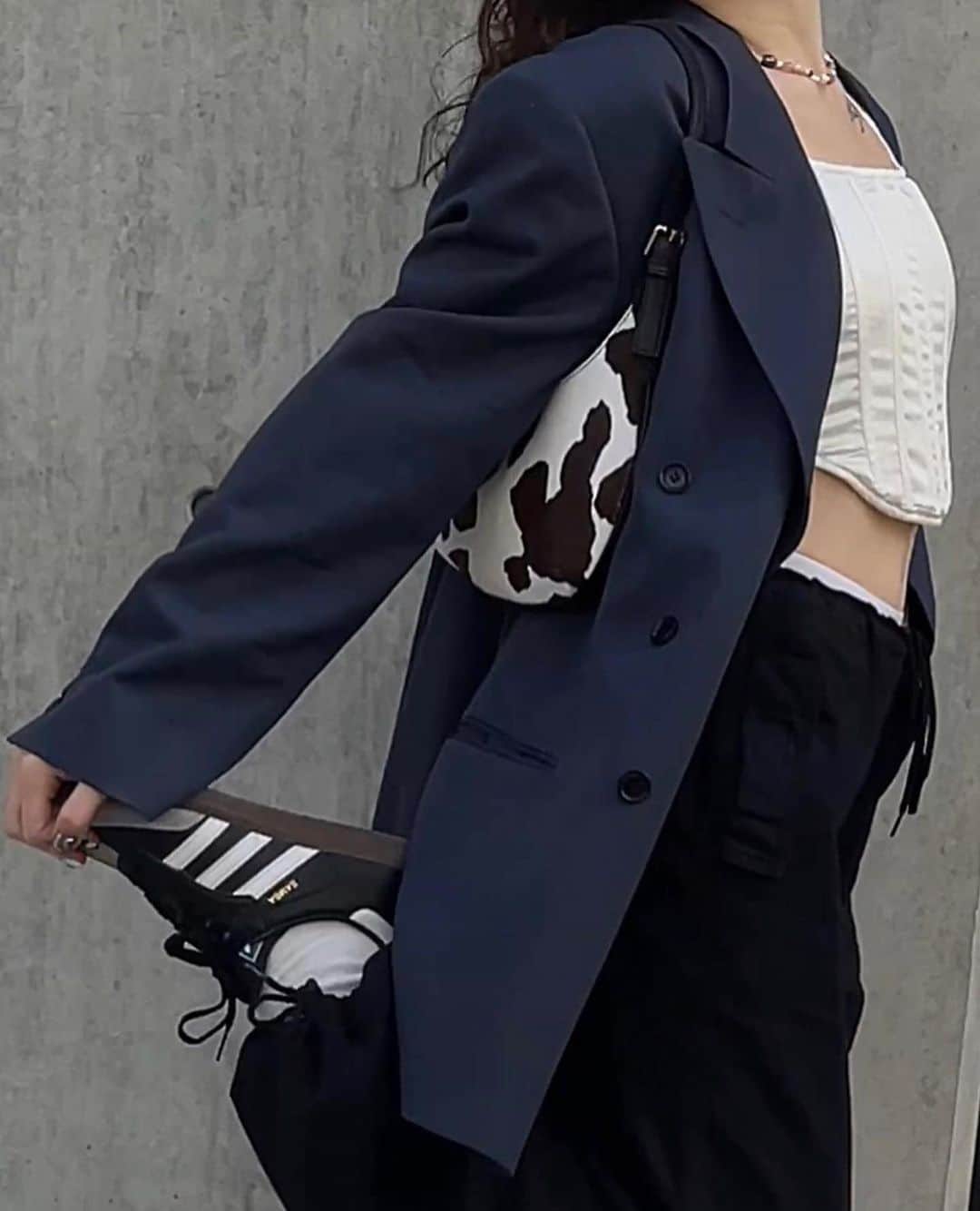 トップショップのインスタグラム：「The ultimate accessory combination.  @ilona.fradkina wears the Sailor cow print leather bag [124478404]」