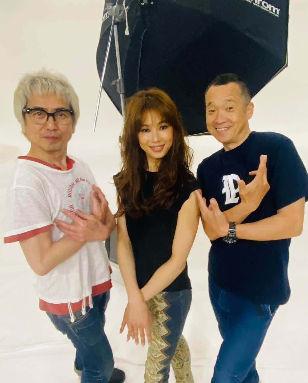 中村祥子さんのインスタグラム写真 - (中村祥子Instagram)「今日の撮影は素敵なお2人から たくさんの刺激を頂きました‼️ 小林懸さん　@glamsken の ヘアメイクは本当に素晴らしくマジック でした🤩普段のカットとカラーも#glams でやって頂いているのですが毎回こだわって仕上げて下さり、大大大満足✨✨のスタイルになります😆 そして、撮影して下さった 水田学さん　@mizutamanabu  早い動きの中から凄い‼️と驚くミラクルショットをたくさん撮って下さり🤩本当に嬉しかったです✨✨ こんなお2人とご一緒させて頂けて とても光栄でした♥️♥️ 写真の仕上がりが 本当に楽しみです😍 こちらの写真は懸さんが撮って 下さったオフショットです😊 髪飾りも懸さんが作られたもの 素敵😍 #fotoshooting」4月21日 20時35分 - shoko_officialpage